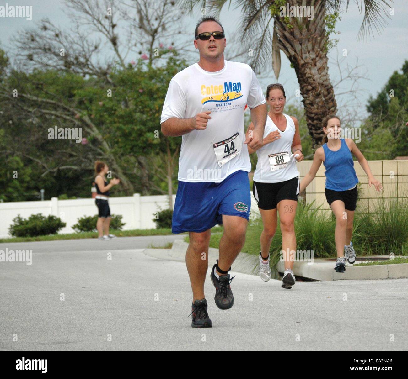 29. August 2010 - New Port Richey, FL, USA - zwei Fotos von Korrespondenten David Rice von der Cotee-Man-Triathlon in New Port Richey am 29. Aug. 2009.Photo #1: der dritte jährliche Cotee Man Triathlon hatte mehr als 100 Teilnehmer in diesem Jahr fast doppelt so viel wie im letzten Jahr. Hier biegen Sie Rennfahrer der Van Buren Street auf der Zielgeraden des Studiengangs an der New Port Richey Recreation Center. (Kredit-Bild: © St. Petersburg Times / ZUMA Wire) Stockfoto