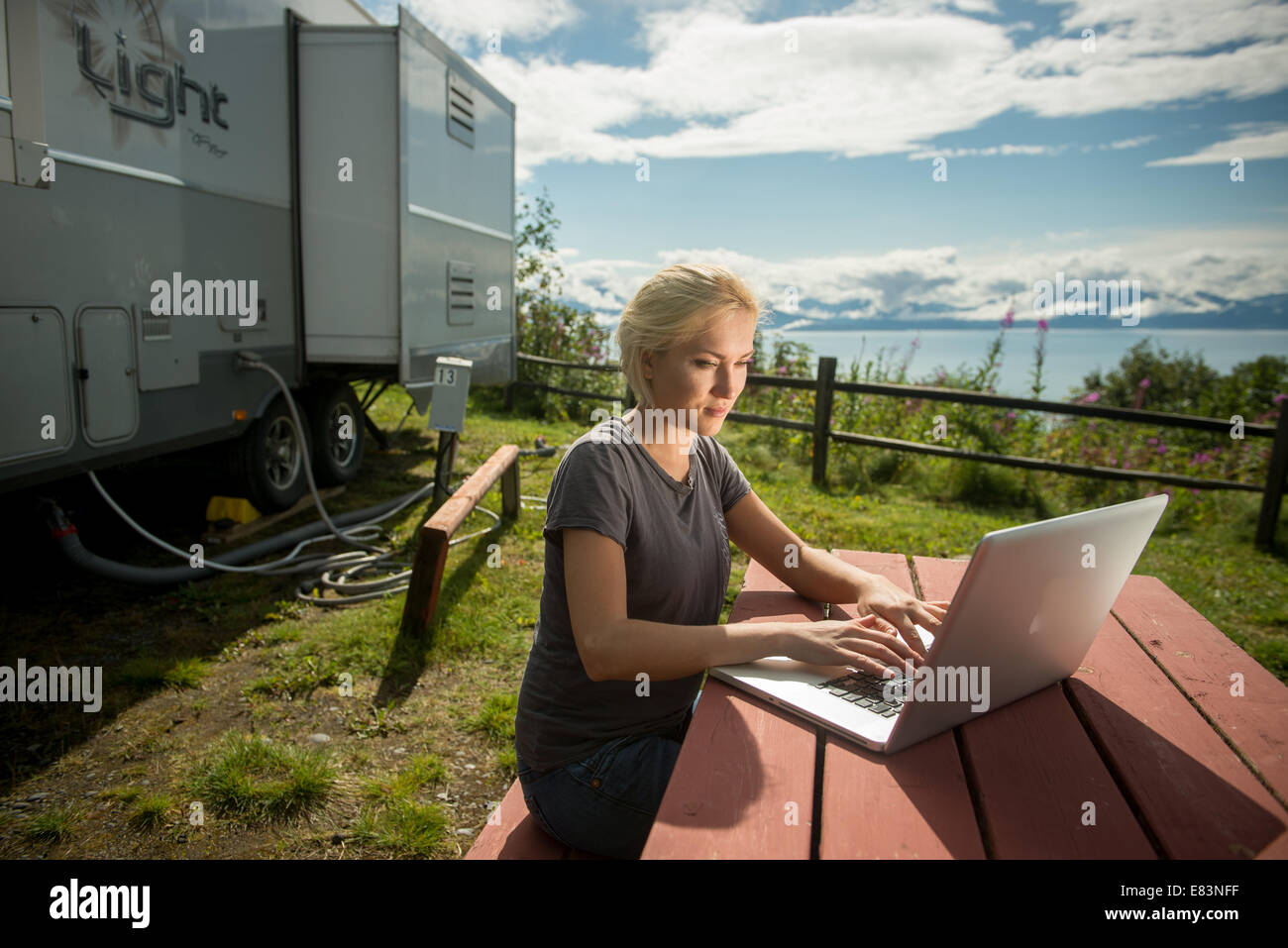 Frau arbeitet am Laptop-Computer im Freien in Alaska Stockfoto