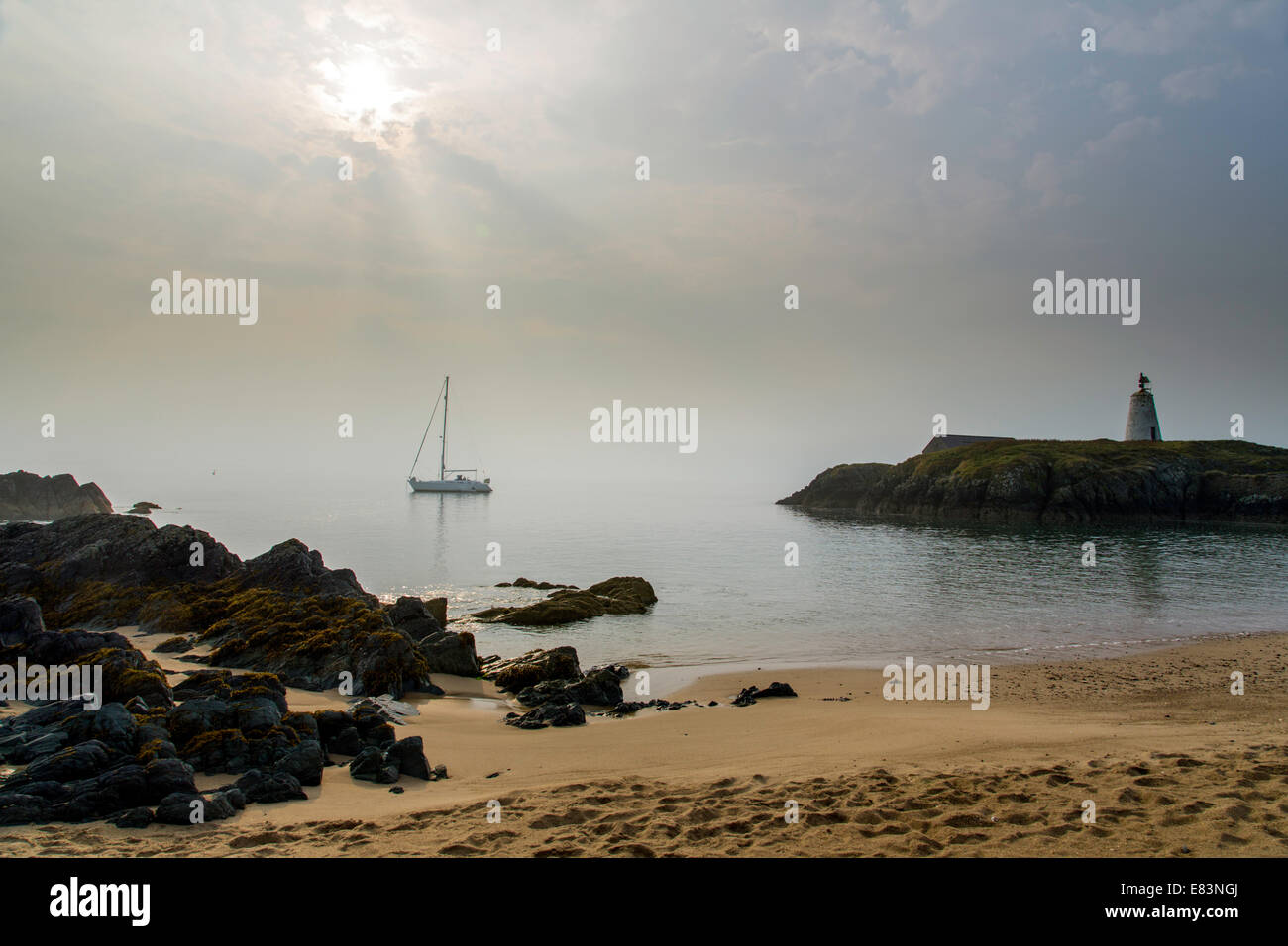 Segelboot vor Anker in der Morgendämmerung, Ynys Llanddwyn Island, Anglesey, North Wales, UK Stockfoto