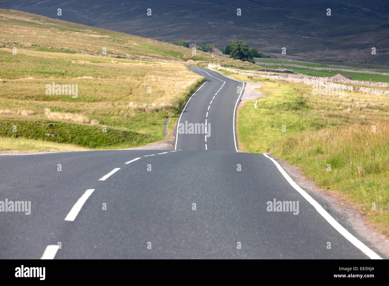 Eine leere Straße in den Yorkshire Dales National Park, North Yorkshire, England, UK Stockfoto