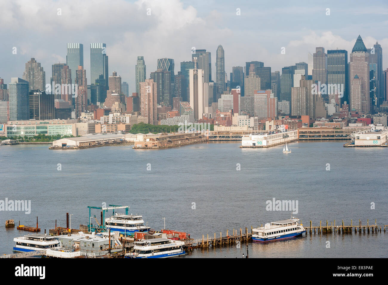 Die Midtown Manhattan Skyline aus über den Hudson River an einem bewölkten Tag Stockfoto