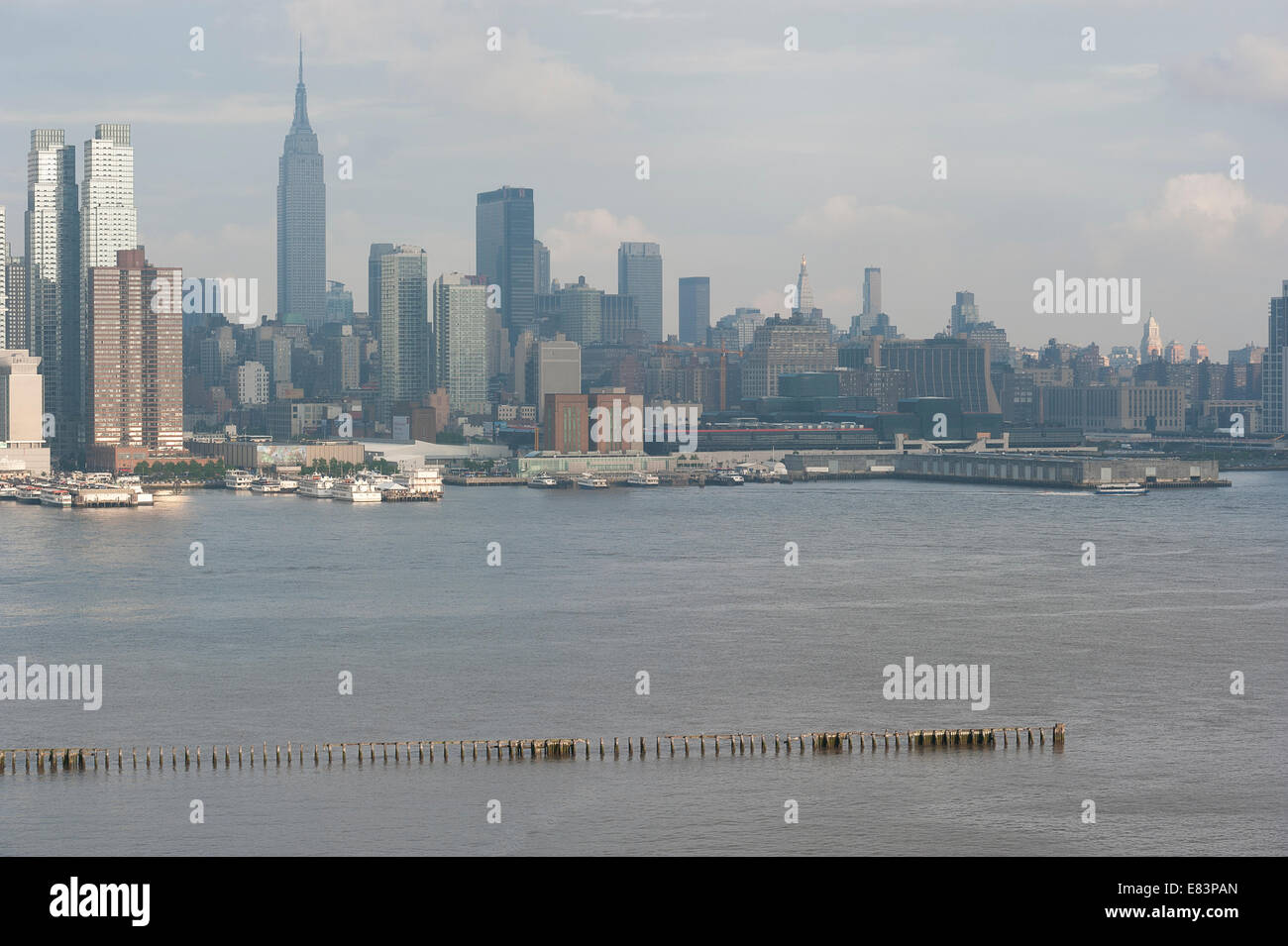 Die Midtown Manhattan Skyline aus über den Hudson River an einem bewölkten Tag Stockfoto