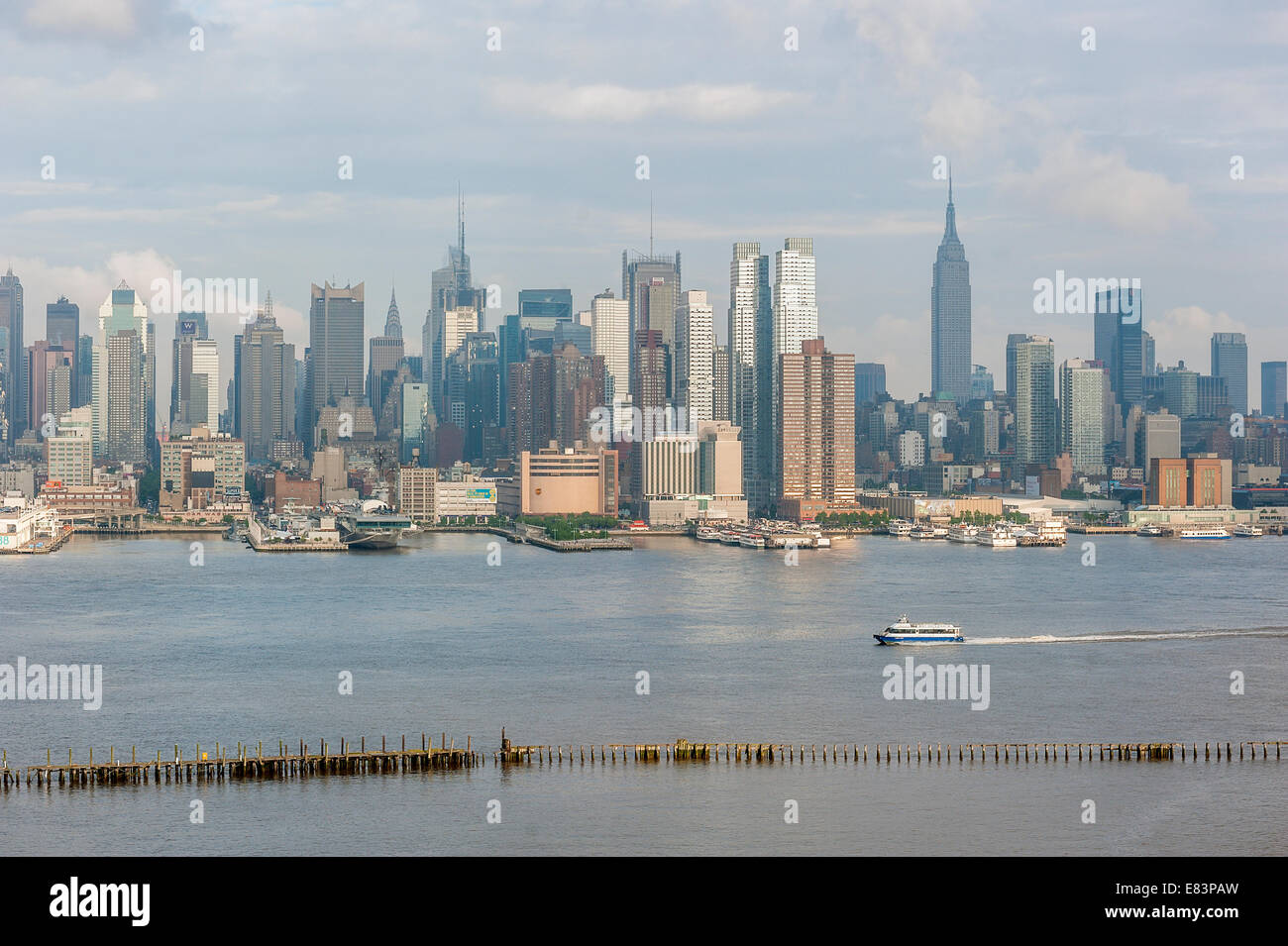 Die Midtown Manhattan Skyline aus über den Hudson River an einem bewölkten Tag Stockfoto