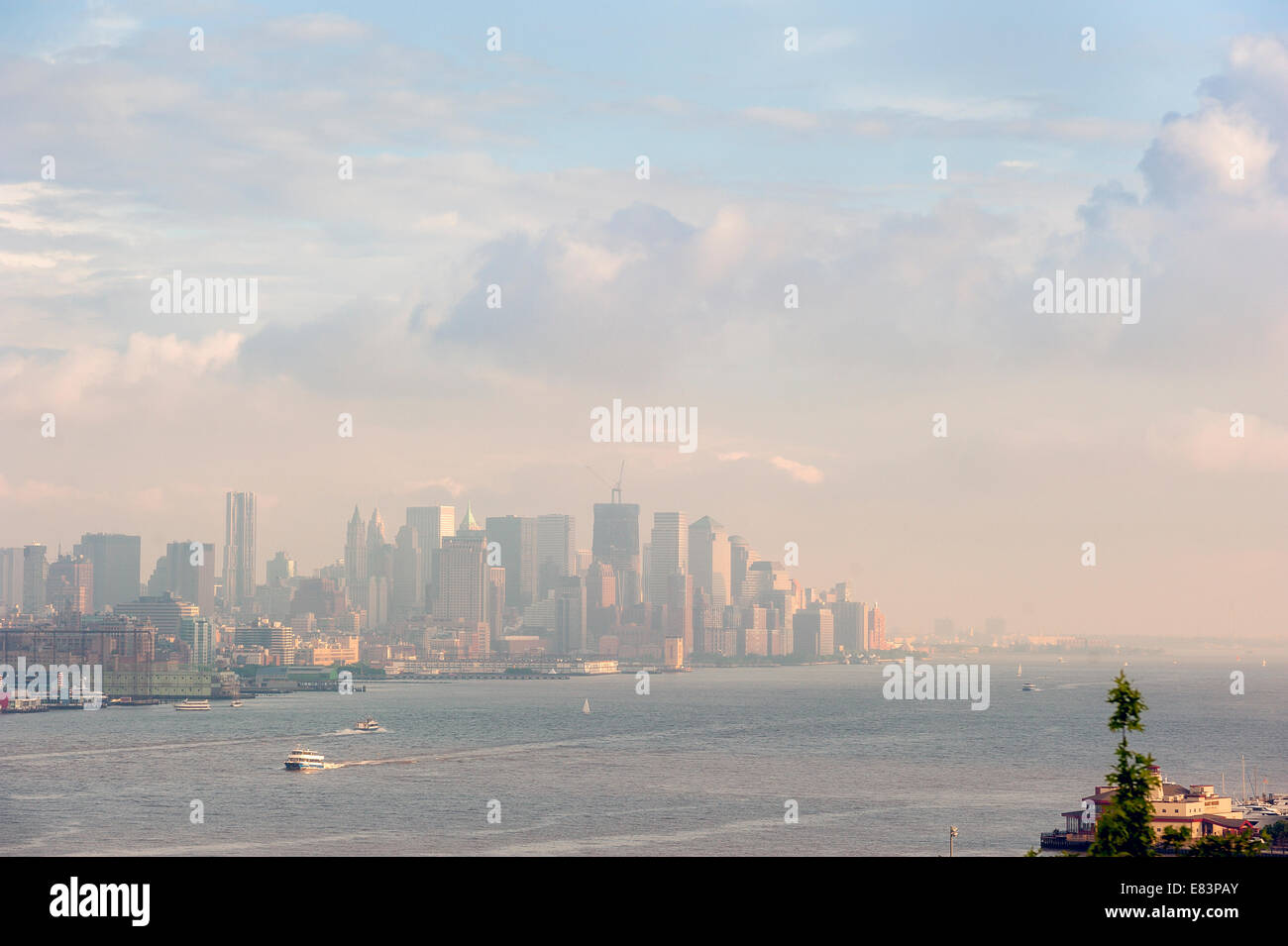 Die Midtown Manhattan Skyline aus über den Hudson River an einem bewölkten Tag Stockfoto