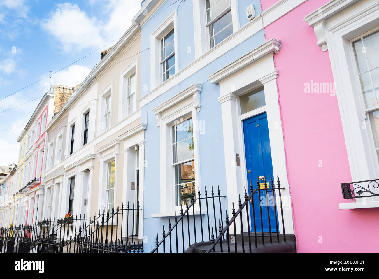 Reihe von Reihenhäusern in Notting Hill, London, England, UK Stockfoto