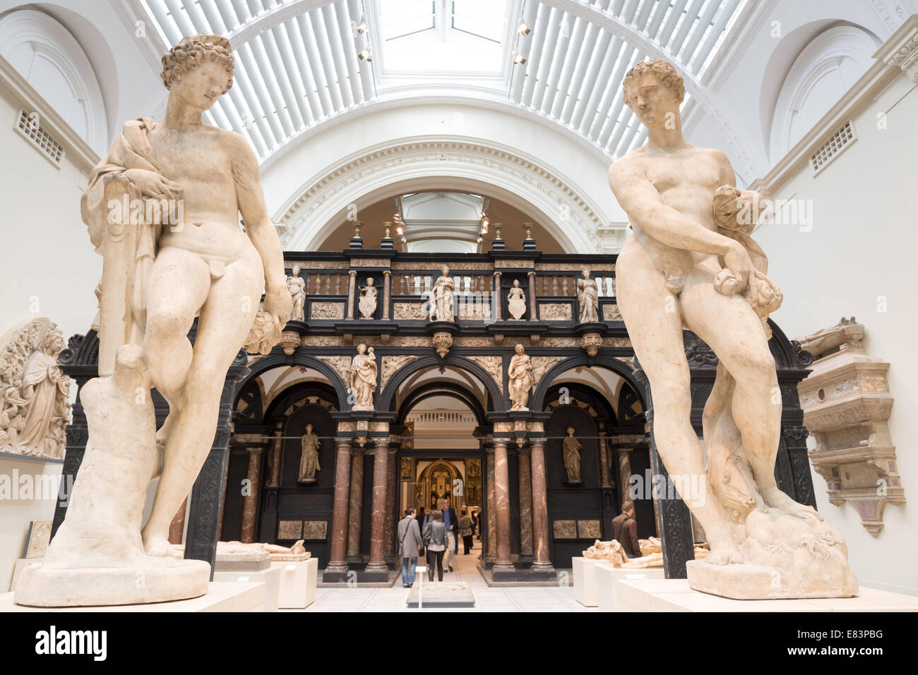 Marmorskulpturen von Apollo und Zephyr aus dem 16. Jahrhundert von Francavilla im Victoria and Albert Museum, London, Großbritannien Stockfoto