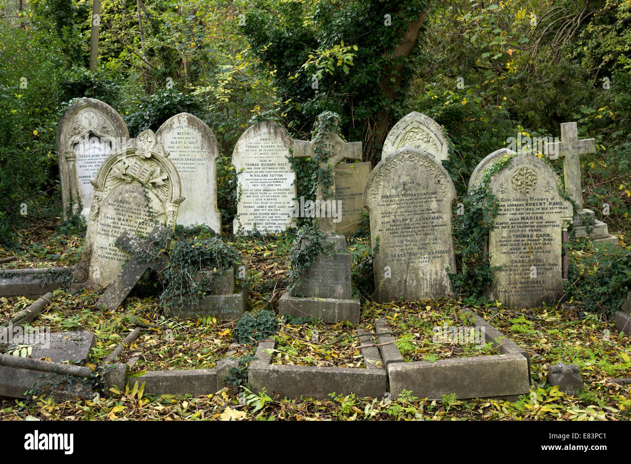 Alte Grabsteine in Highgate Cemetery in London, England, UK Stockfoto