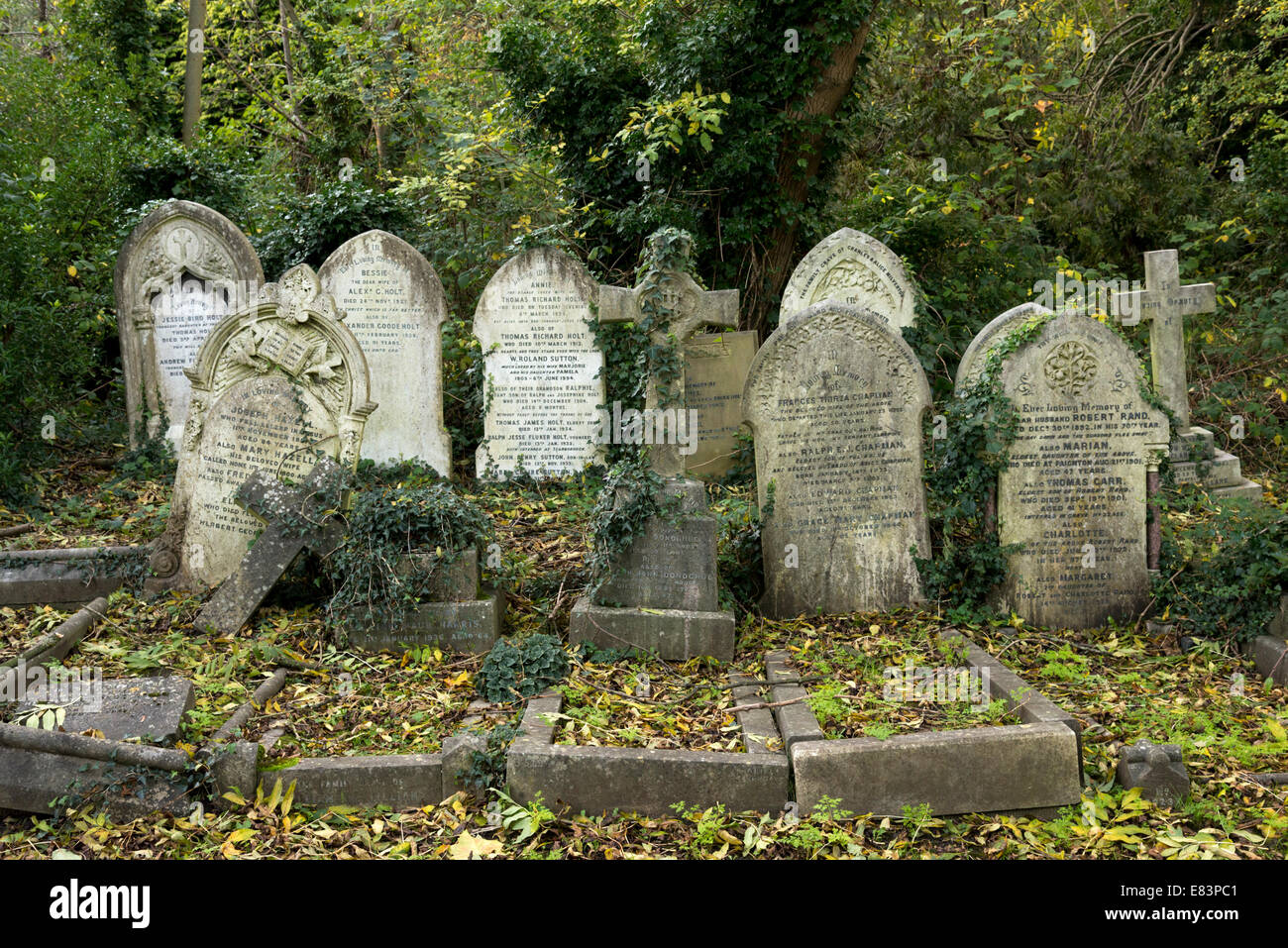 Alte Grabsteine in Highgate Cemetery in London, England, UK