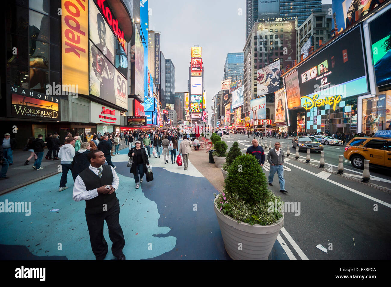 Touristen nehmen die Sehenswürdigkeiten und die Lichter des Times Square New York City Stockfoto