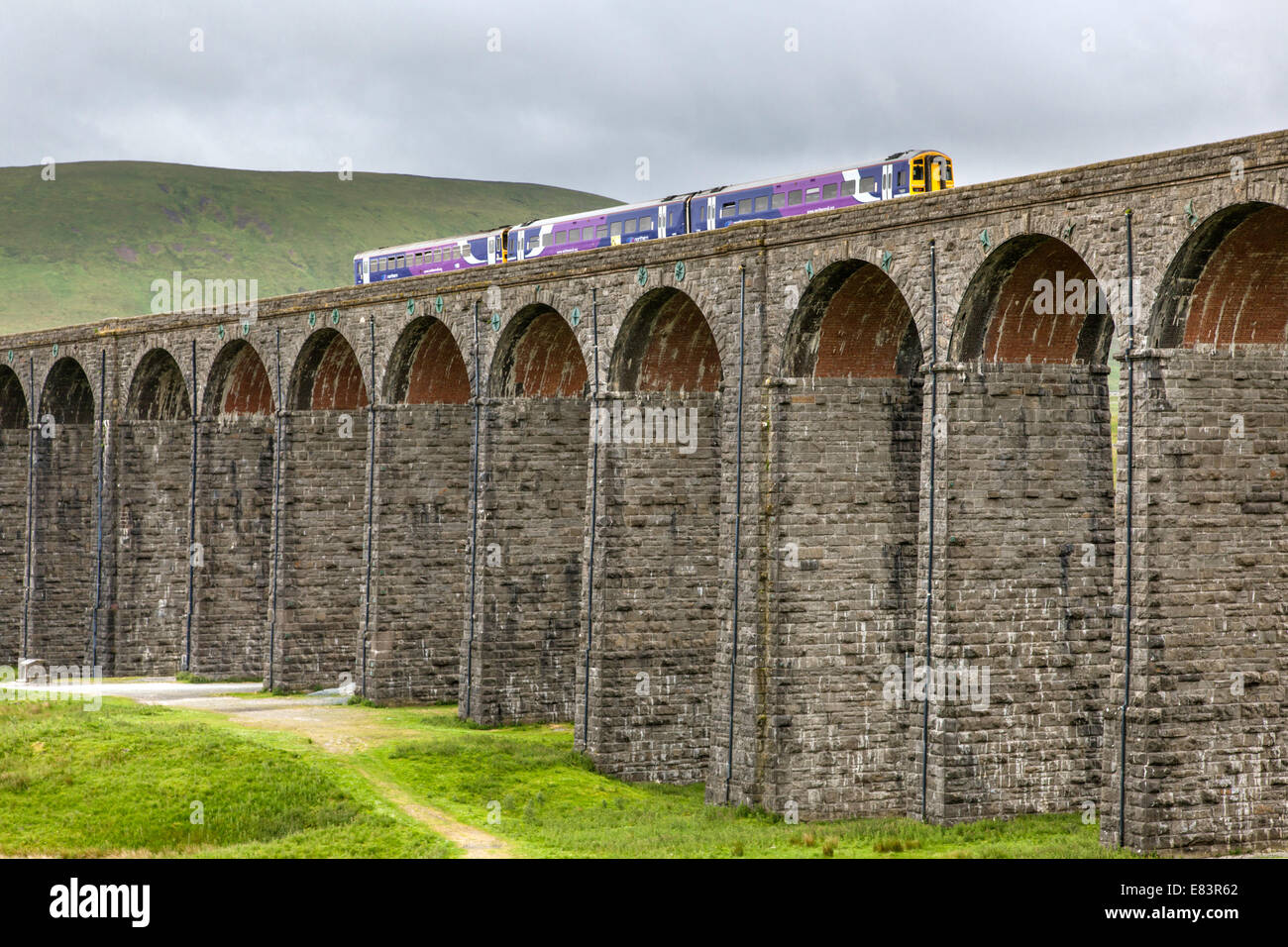 Trainieren Sie, überqueren den Ribblehead-Viadukt auf der Settle-Carlisle Railway Line, North Yorkshire, England, UK Stockfoto