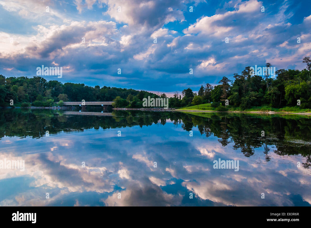 Reflexion der schönen Abend Wolken in See Marburg, Codorus State Park, Pennsylvania. Stockfoto