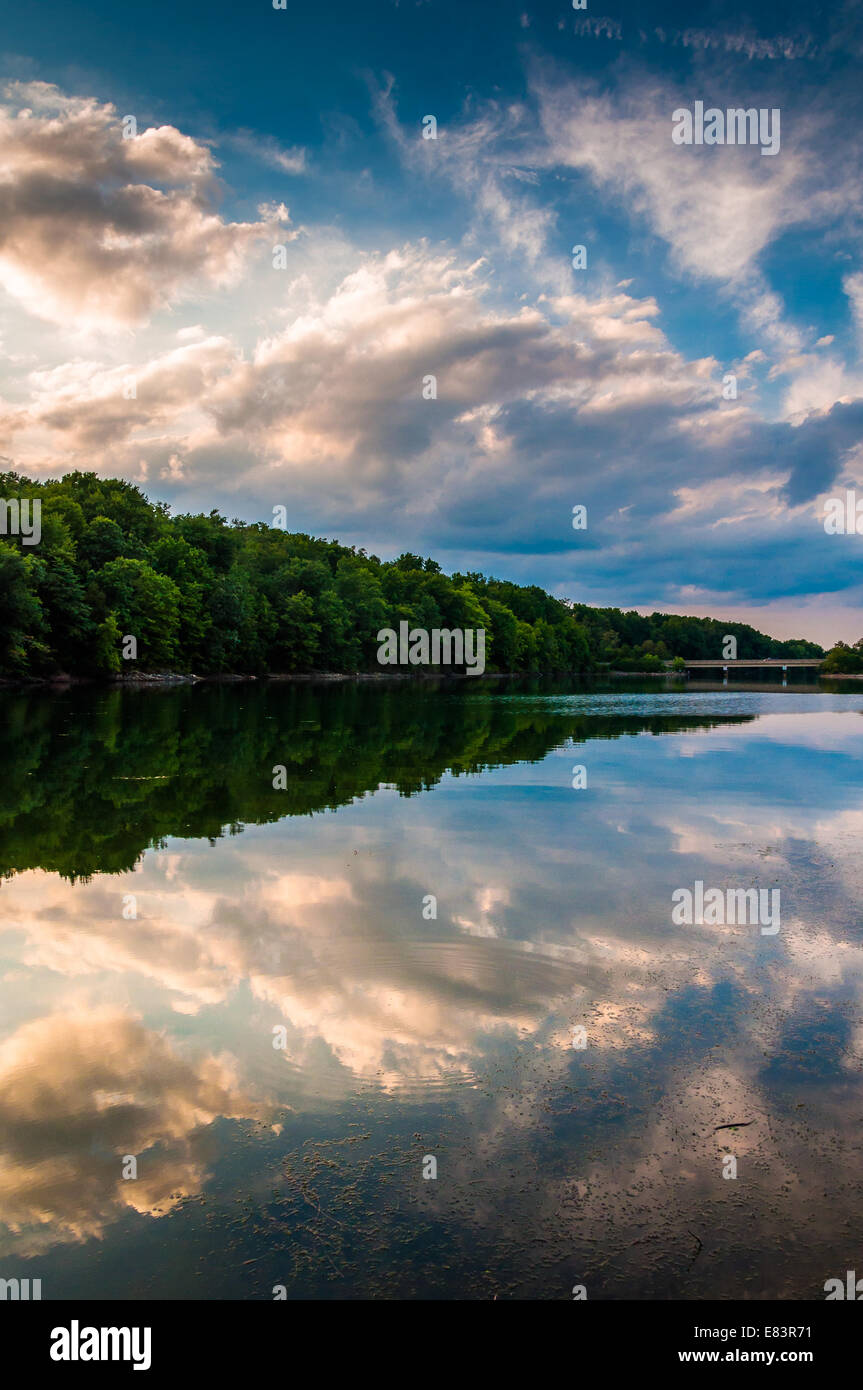 Reflexionen von Wolken und Bäume bei Sonnenuntergang im See Marburg, Codorus State Park, Pennsylvania. Stockfoto