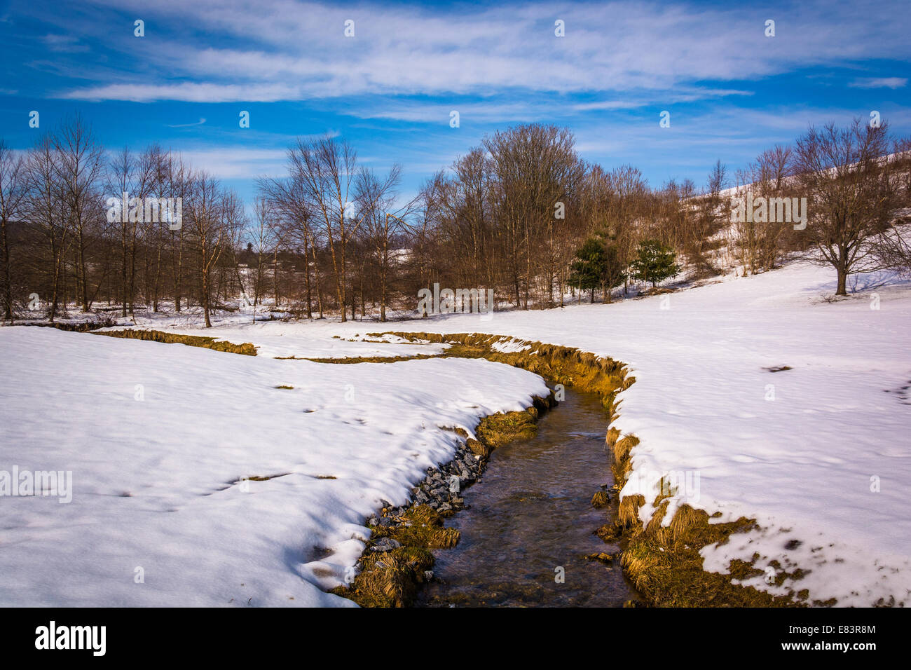 Kleiner Bach durch ein Schneefeld überdachten Hof in ländlichen Carroll County, Maryland. Stockfoto