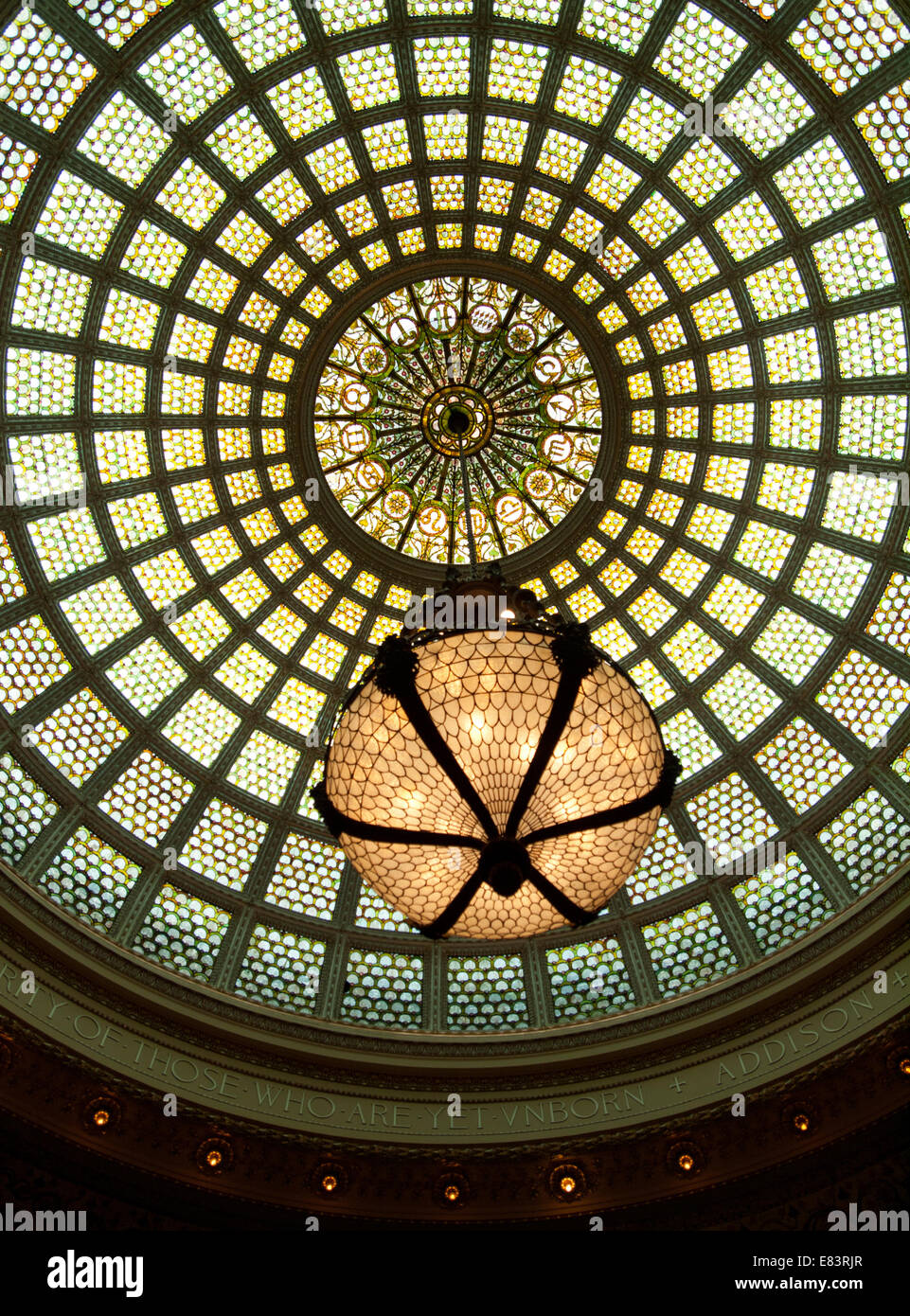 Die weltweit größte Tiffany Glaskuppel in Preston Bradley Hall of Chicago Cultural Center. Designed by J.A. Holtmann Stockfotografie