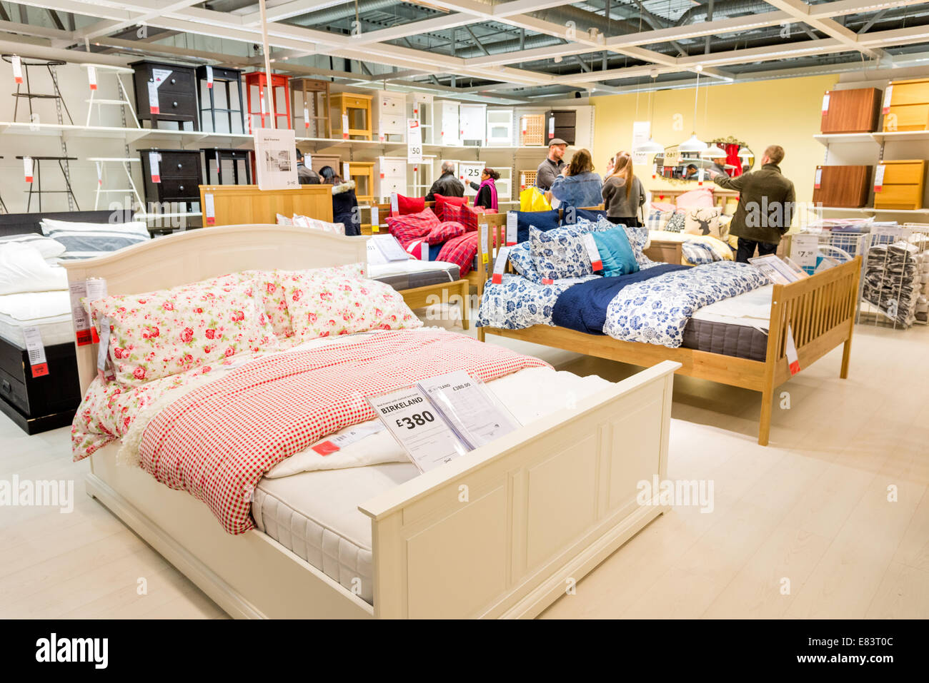 Betten und Schlafzimmer-Möbel bei Ikea, London, England, UK Stockfoto