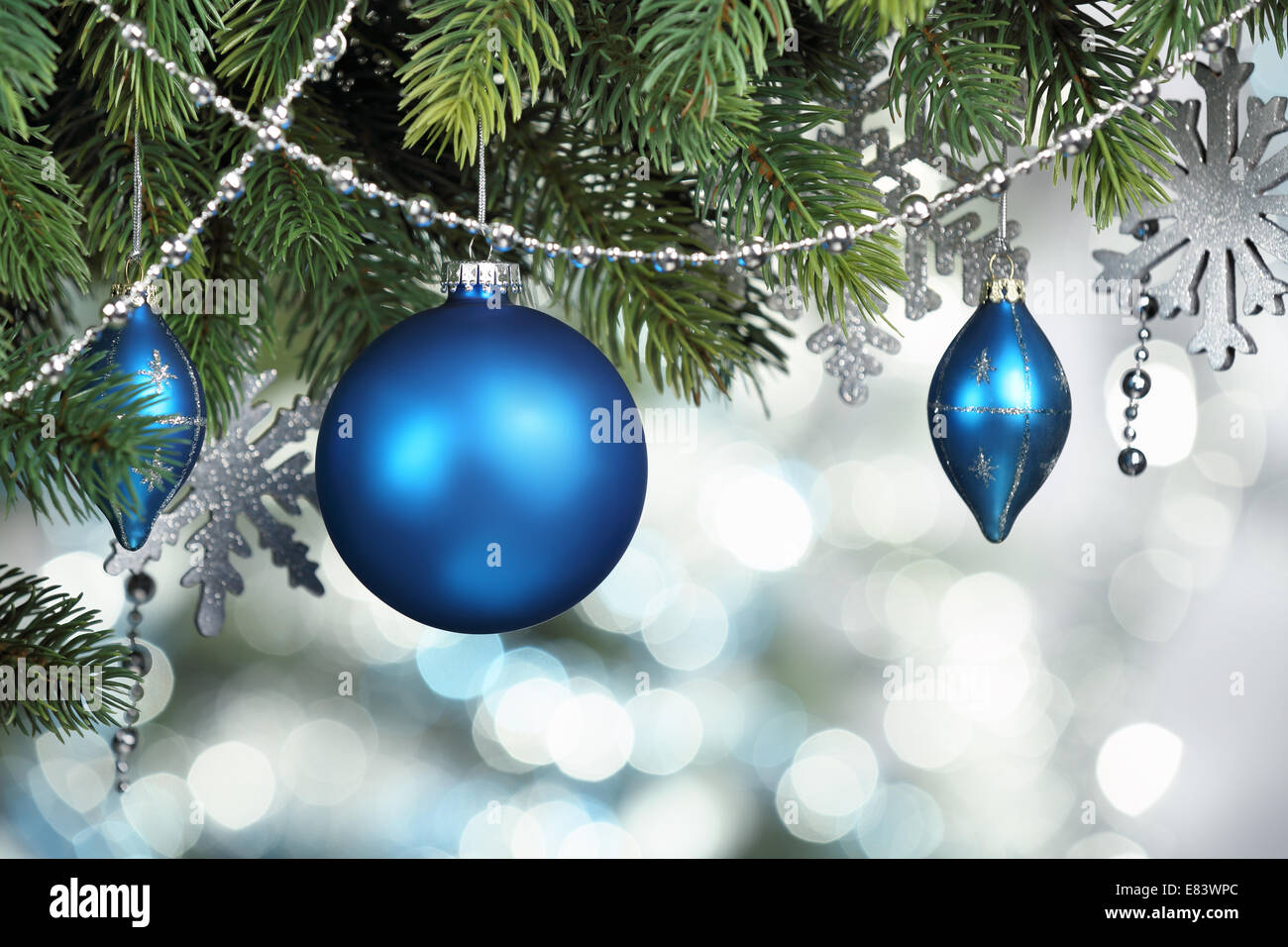 Blauen Tanne hängen Weihnachtskugeln Stockfoto