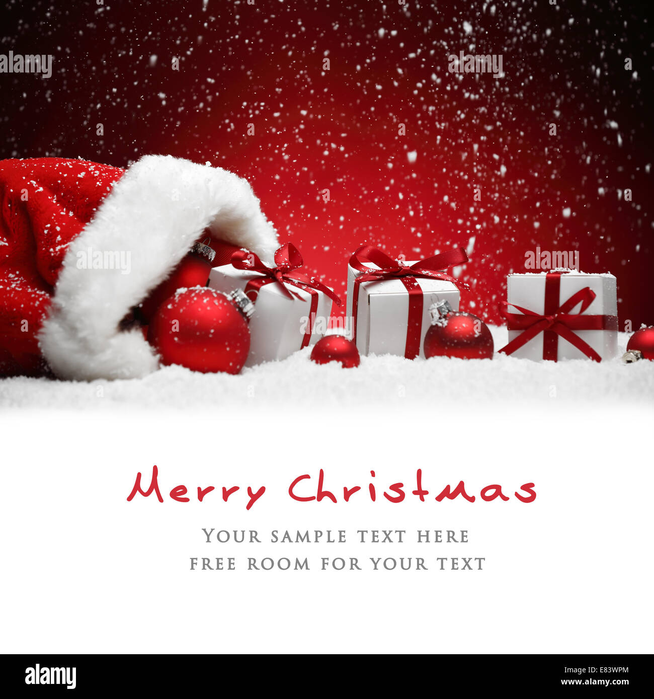 Santa Claus rote Tasche mit Weihnachtskugeln und Geschenk-Box auf Schnee Stockfoto