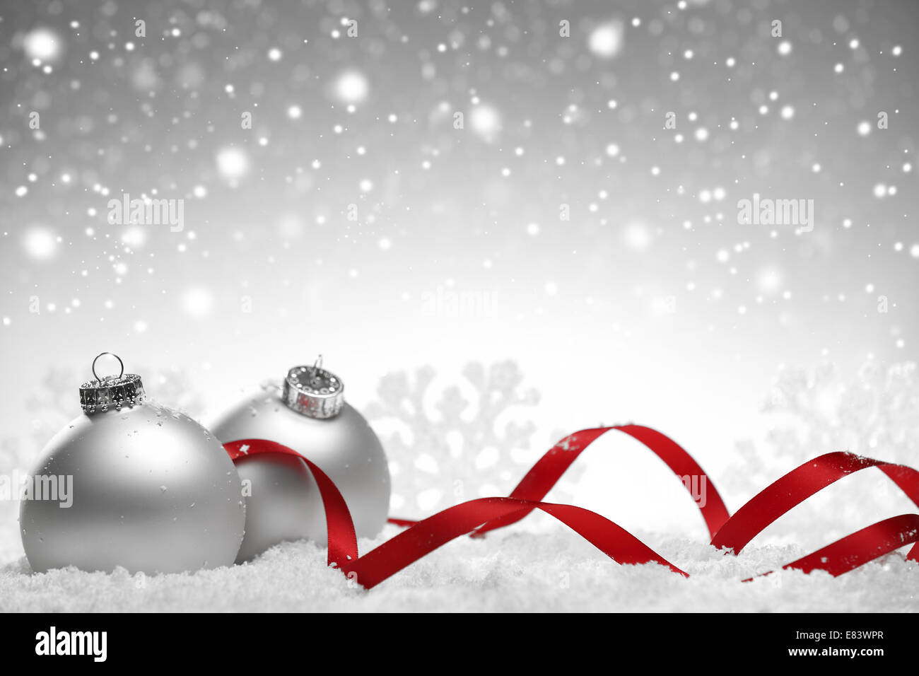Weihnachten Silber Hintergrund mit Kugeln und Schleifen Stockfoto