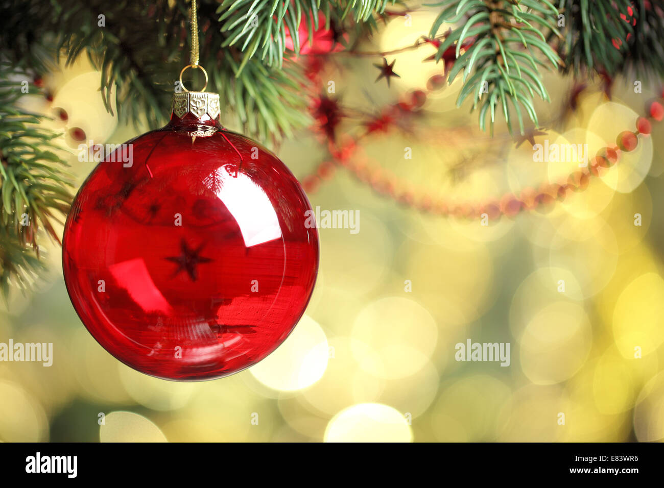 Nahaufnahme der Weihnachtskugel aus Weihnachtsbaum. Stockfoto