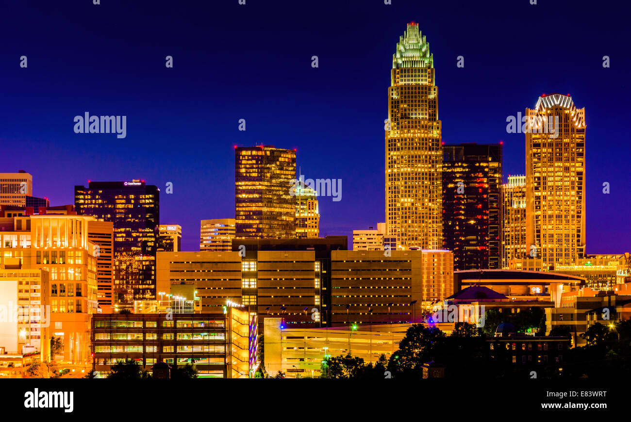 Blick auf die Skyline von Charlotte in der Nacht, North Carolina. Stockfoto
