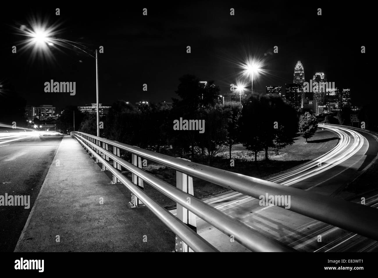 Blick auf die Skyline von Charlotte aus der Central Avenue Bridge, in Charlotte, North Carolina. Stockfoto