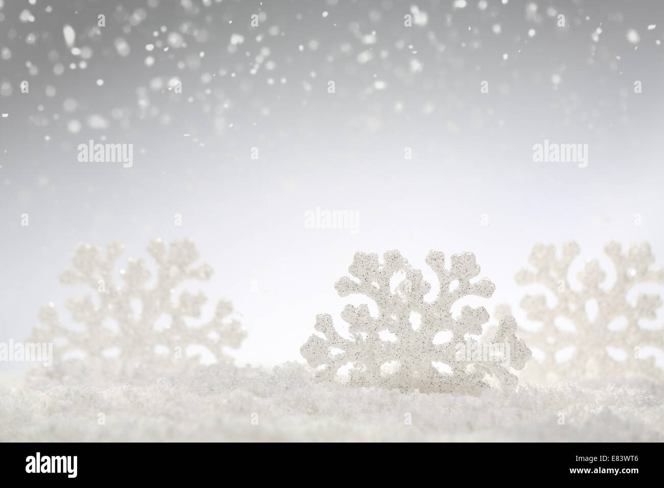 Weihnachten Silber Hintergrund mit Schneeflocken Stockfoto
