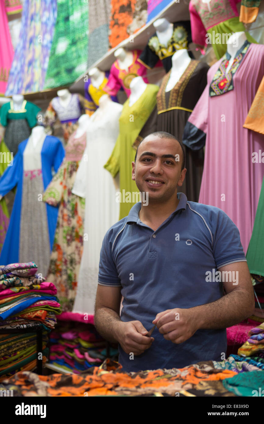 Porträt von einem Markt Standinhaber, Dubai, Vereinigte Arabische Emirate. Stockfoto