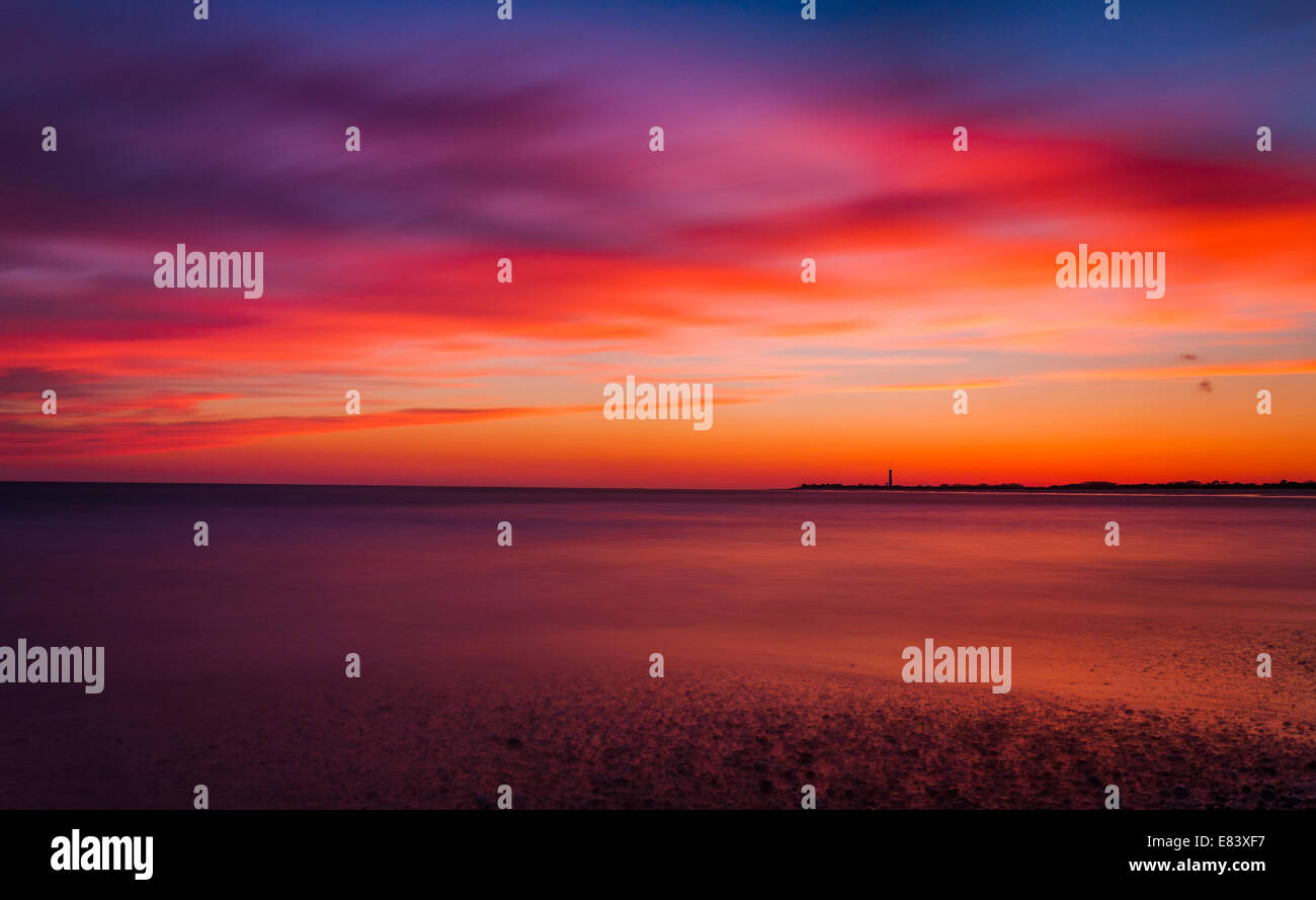 Langzeitbelichtung am Atlantischen Ozean bei Sonnenuntergang, Cape May, New Jersey. Stockfoto