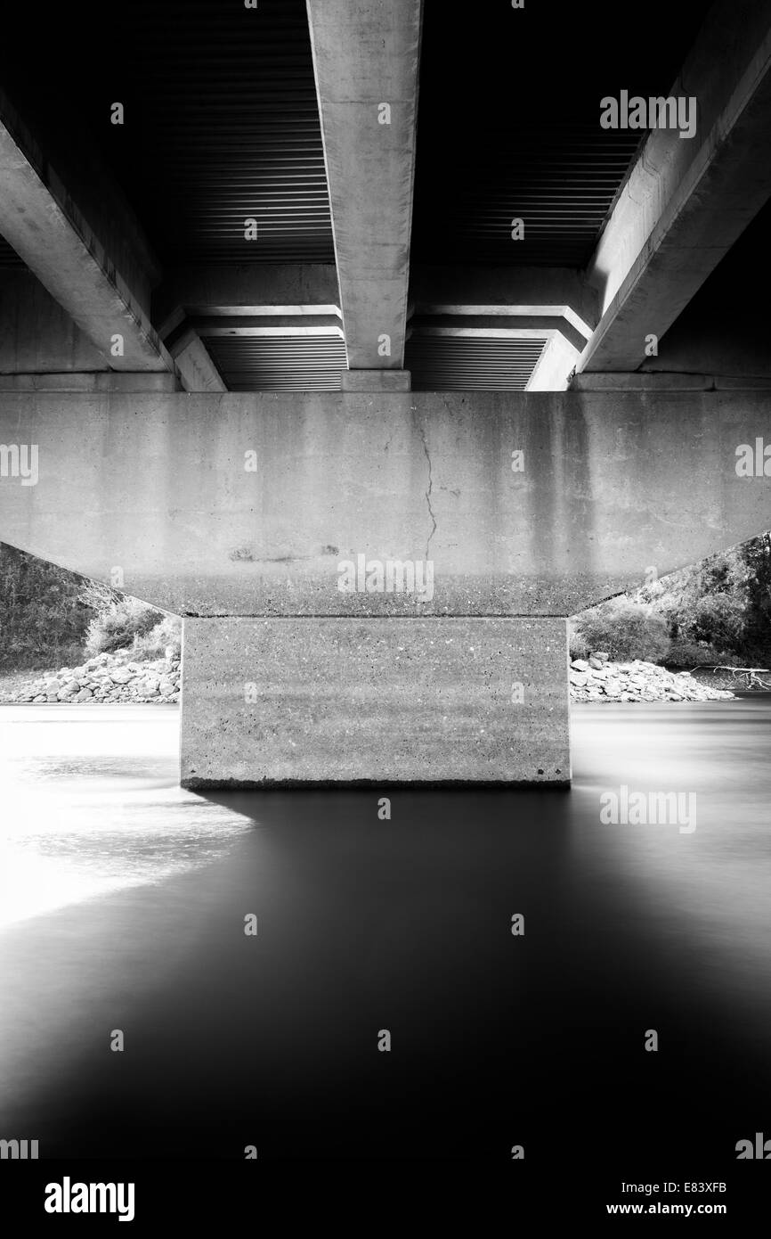 Langzeitbelichtung unter einer Brücke bei Codorus State Park, Pennsylvania genommen. Stockfoto