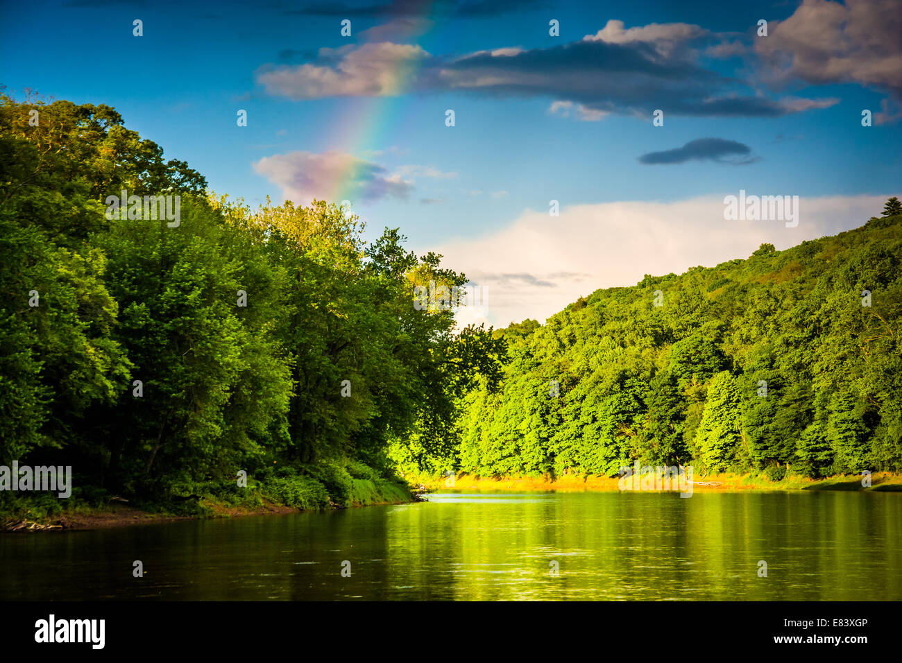 Regenbogen über den Delaware River, in Delaware Water Gap National Freizeit Area, New Jersey. Stockfoto