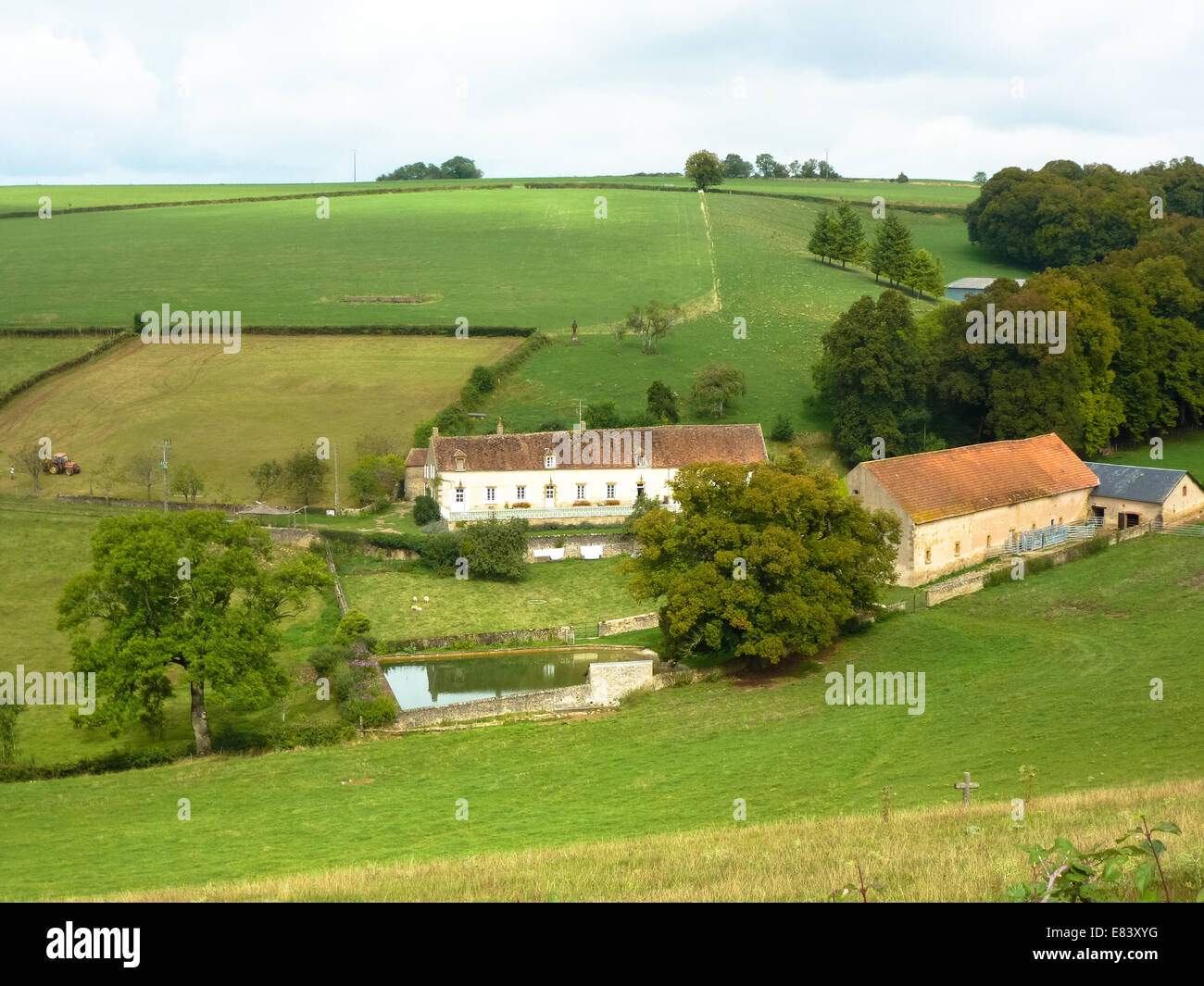Hof und Felder in der Bourgogne, Frankreich Stockfoto