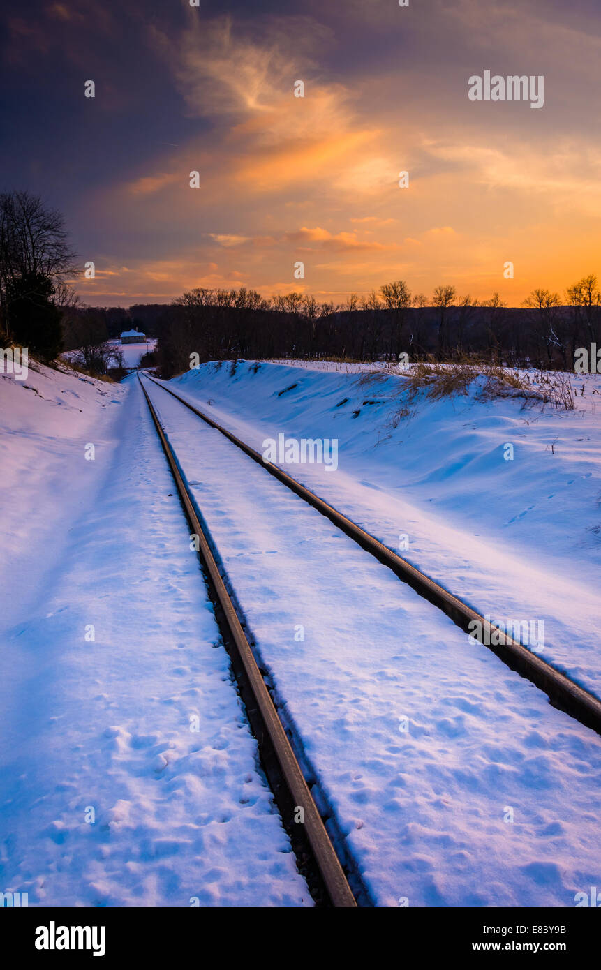 Sonnenuntergang über schneebedeckten Eisenbahn Spuren im Carroll County, Maryland. Stockfoto