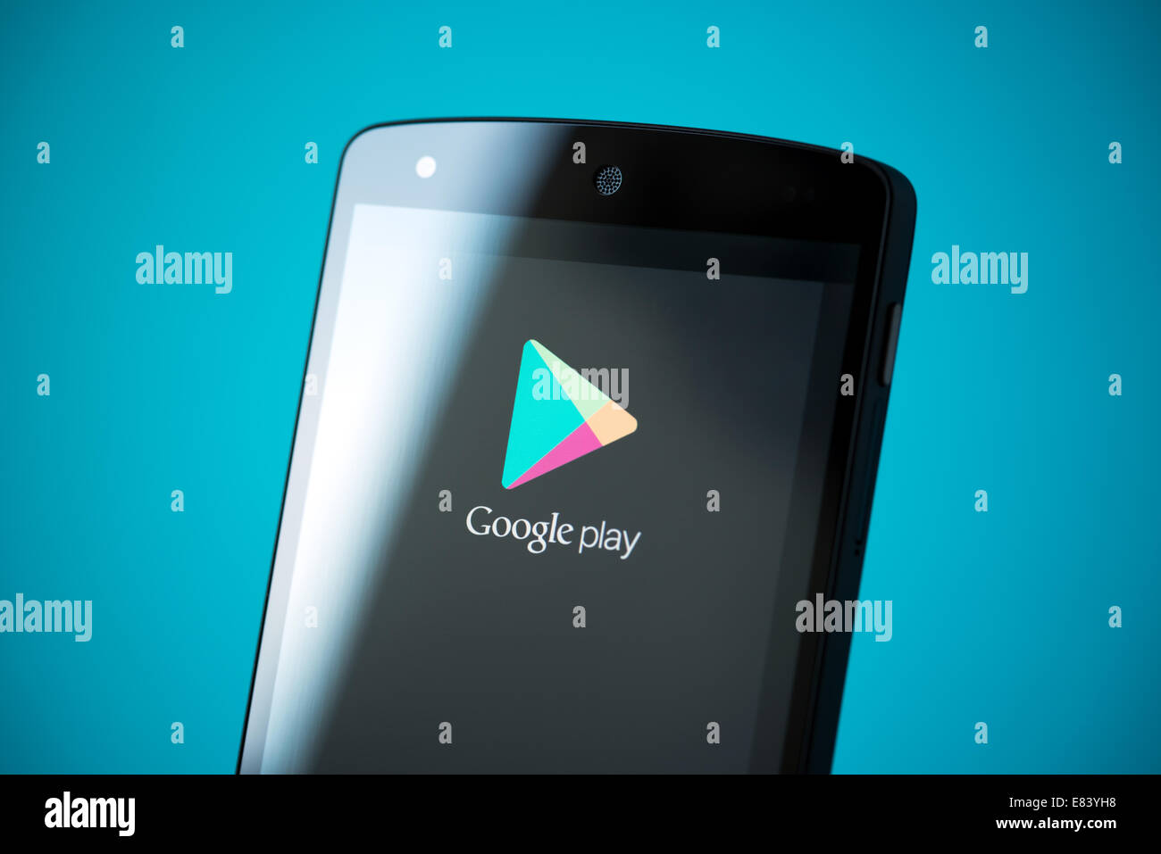 Nahaufnahme der neuen Google Nexus 5, angetrieben von Android 4.4 Version mit Google Play Schriftzug auf einem Bildschirm. Stockfoto