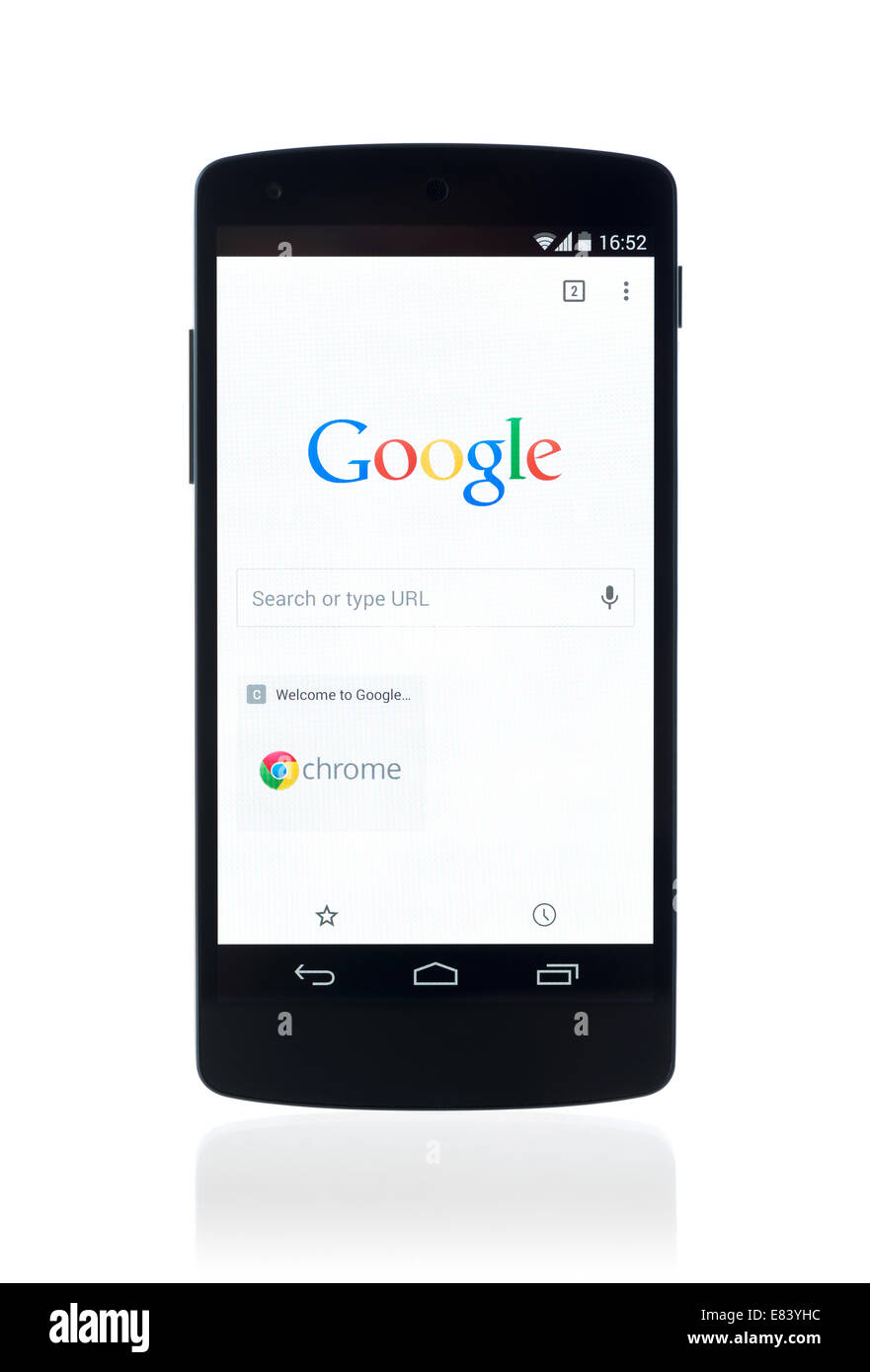 Studioaufnahme des neuen Google Nexus 5 mit Google Suche Webseite in Chrome-Browser auf einem Bildschirm. Stockfoto
