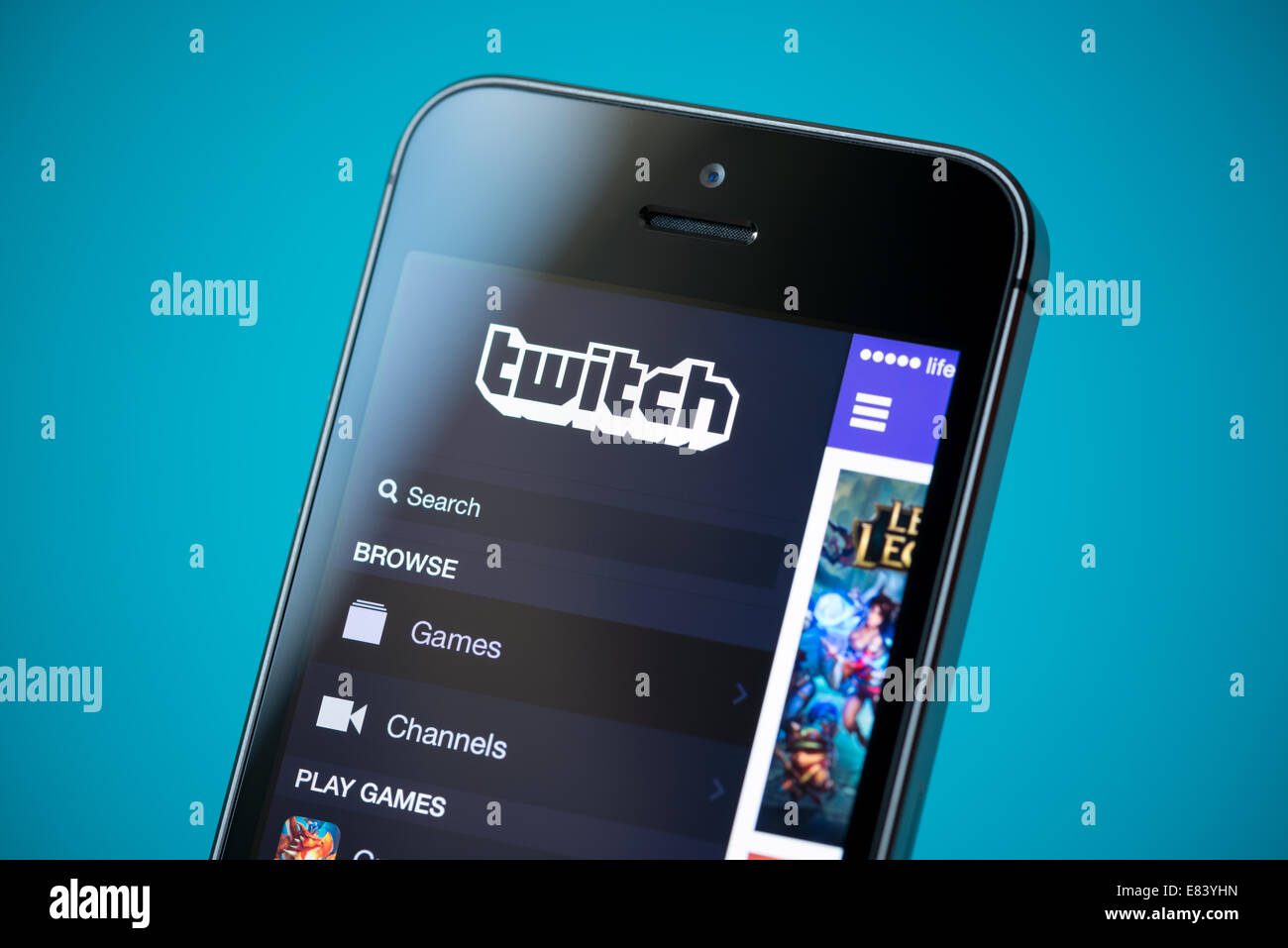 Nahaufnahme der brandneue Apple iPhone 5 s mit Twitch-Video-Streaming-Dienstanwendung auf einem Bildschirm. Stockfoto