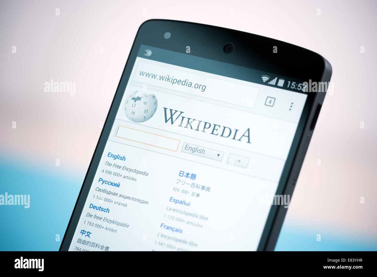 Nahaufnahme der neuen Google Nexus 5, angetrieben von Android 4.4 Version mit Wikipedia-Internet-Homepage auf einem Bildschirm. Stockfoto
