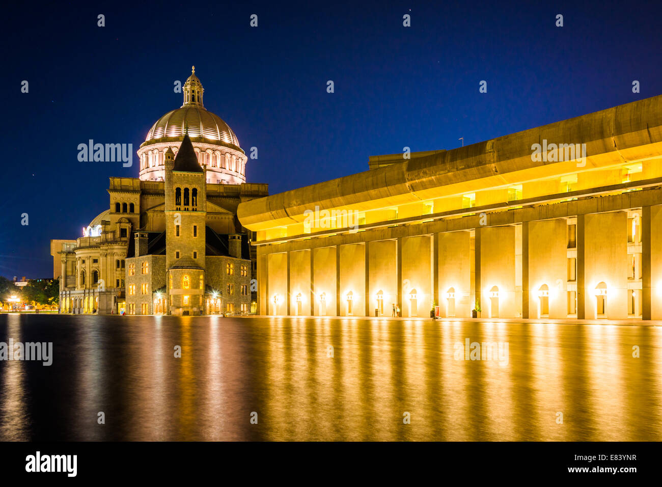 Die erste Kirche von Christ, Wissenschaftler im Christian Science Plaza in der Nacht in Boston, Massachusetts. Stockfoto