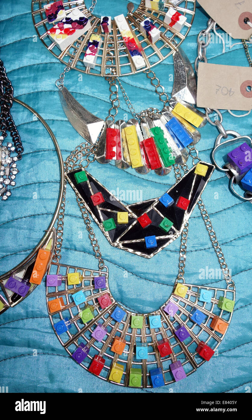 Schmuck mit Kunststoff Legosteine von Anne-Sophie Cochevelou, London Stockfoto