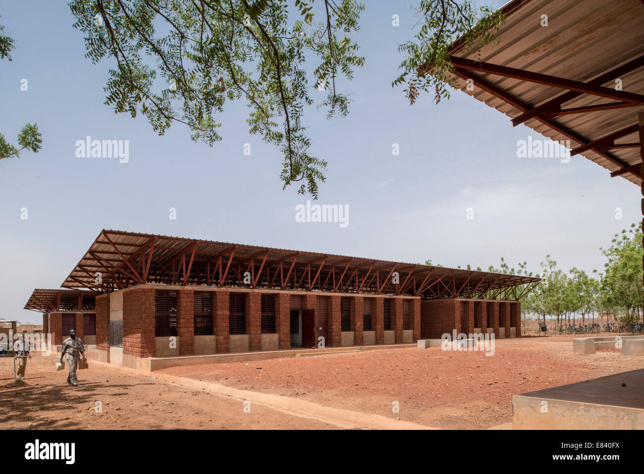 Bethel School, Gourcy Gourcy, Burkina Faso, Burkina. Architekt: Artikel 25, 2013. Dach-Ecke des Klassenzimmers Block mit Klasse Stockfoto