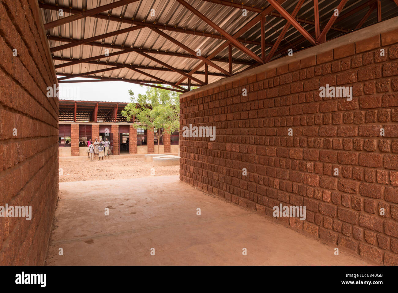 Bethel School, Gourcy Gourcy, Burkina Faso, Burkina. Architekt: Artikel 25, 2013. Blick durch den Durchgang zur Schule Klassenzimmer bl Stockfoto