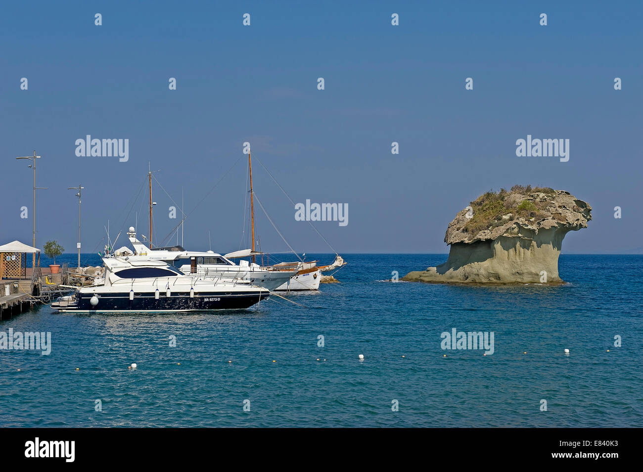 Marina mit Rock Fungo, Lacco Ameno, Ischia, Golf von Neapel, Italien Stockfoto