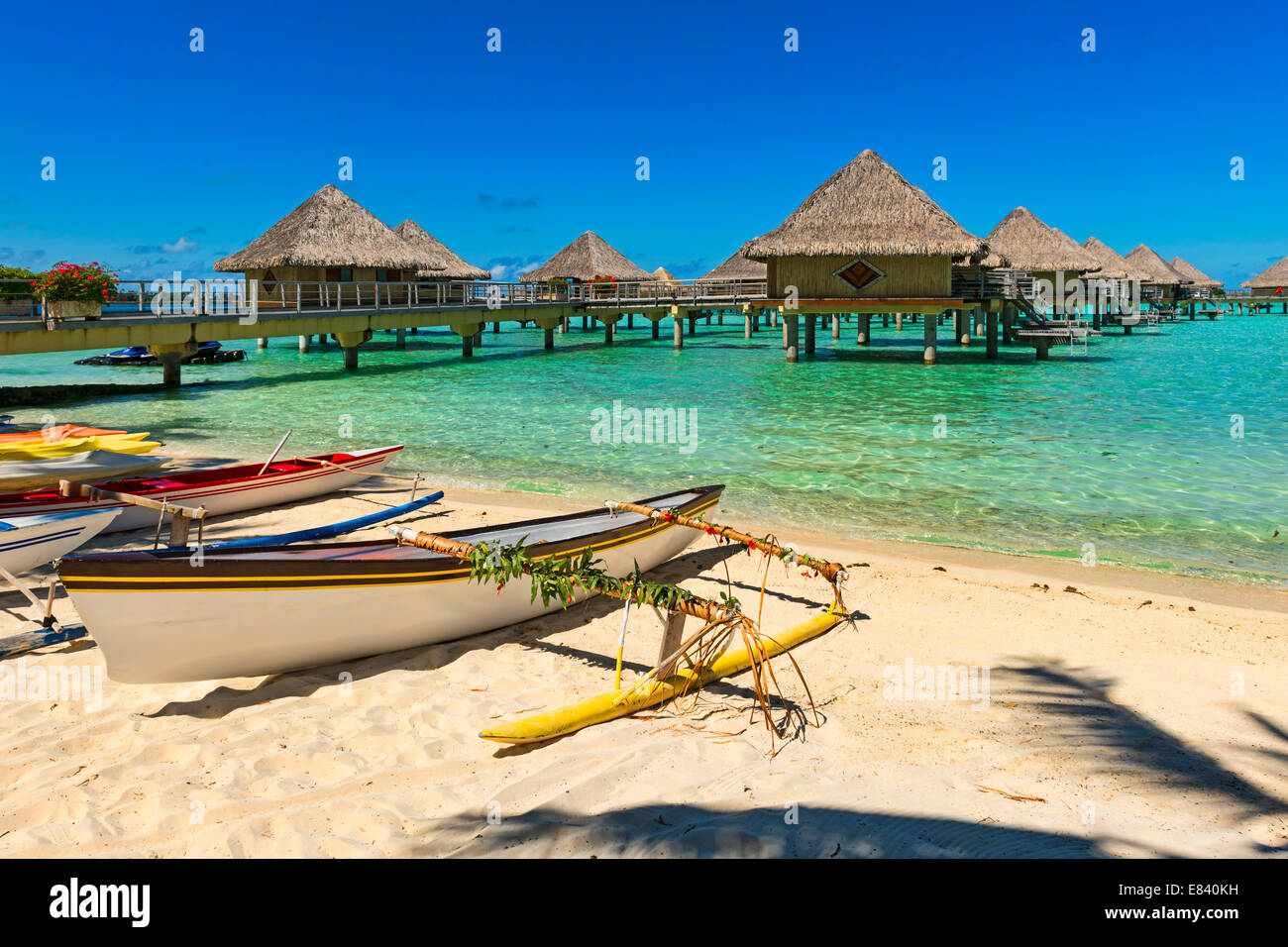 Auslegerboote am Strand, overwater Bungalows, Bora Bora, Französisch-Polynesien Stockfoto