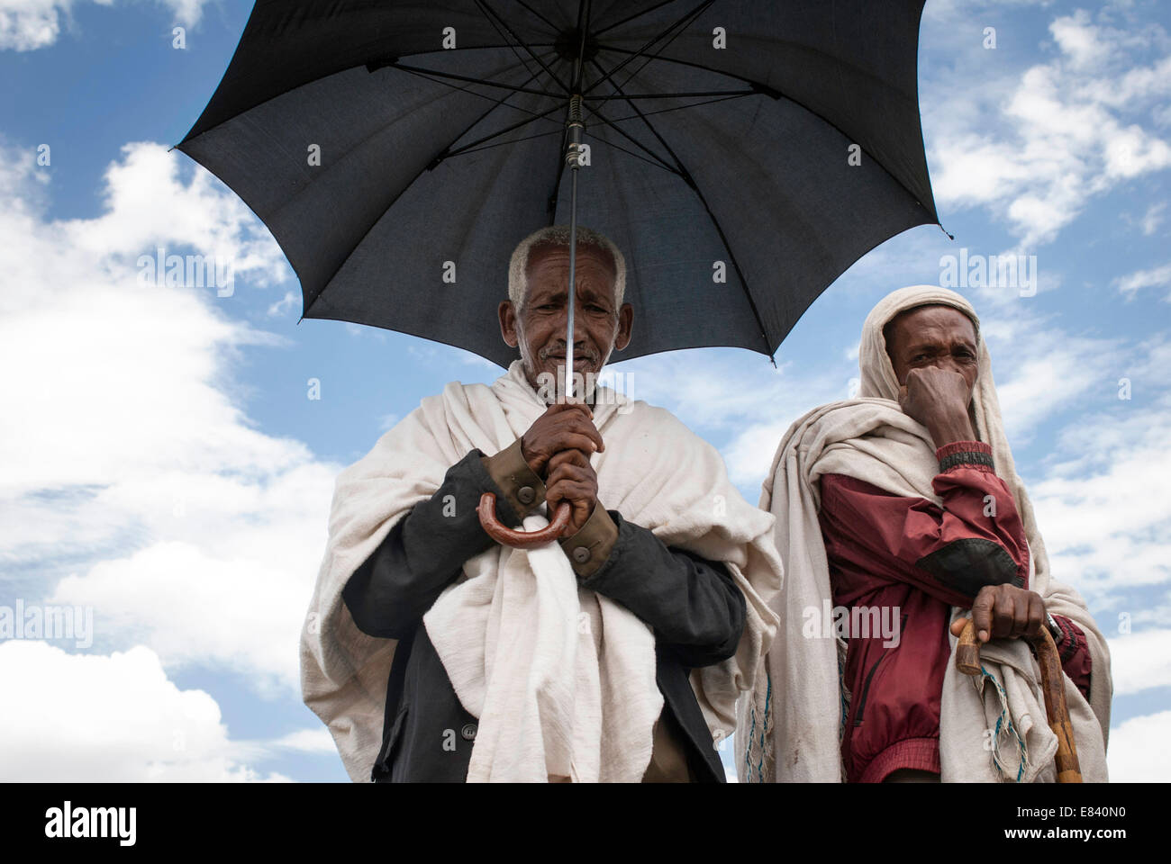 Hirten schützen sich mit einem Regenschirm vor der sengenden Sonne, Tigray, Äthiopien Stockfoto
