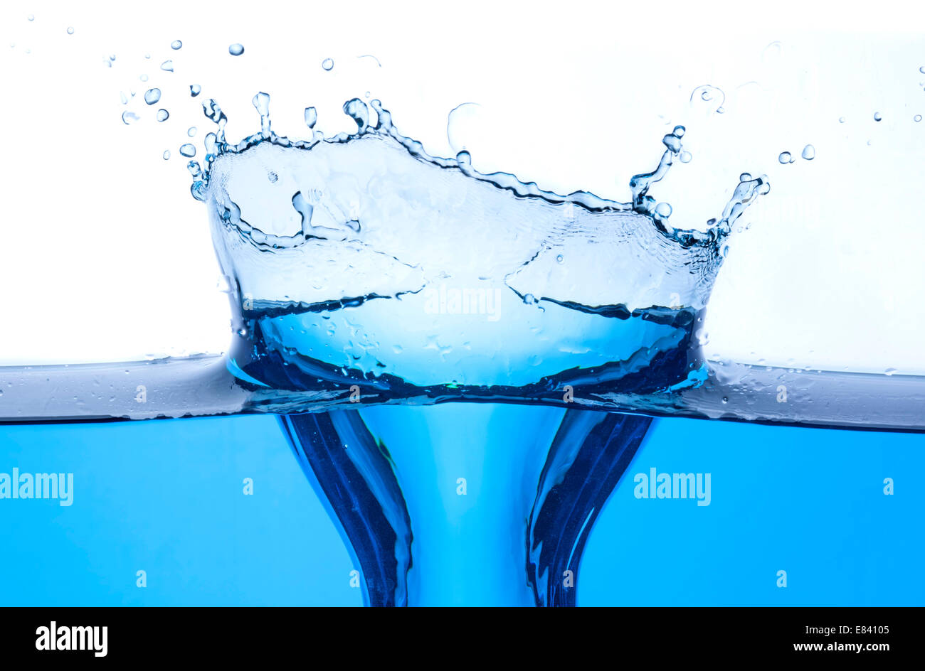 Frisches sauberes Wasser Spritzen in blau. Stockfoto