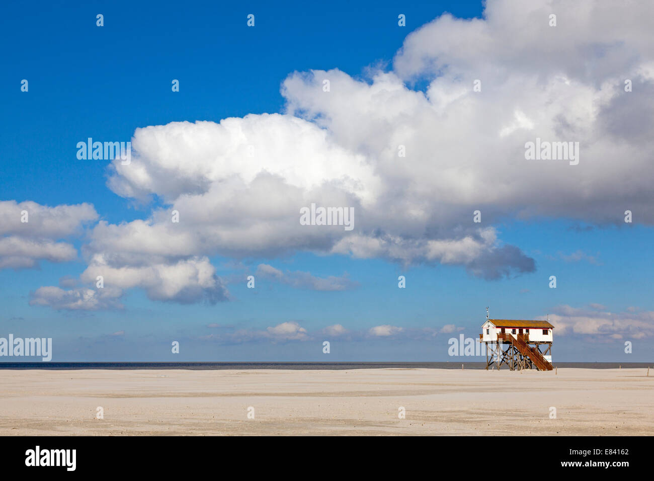 Stelzenläufer Gebäude am Strand, St. Peter-Ording, Eiderstedt, Nordfriesland, Schleswig-Holstein, Norddeutschland, Deutschland Stockfoto