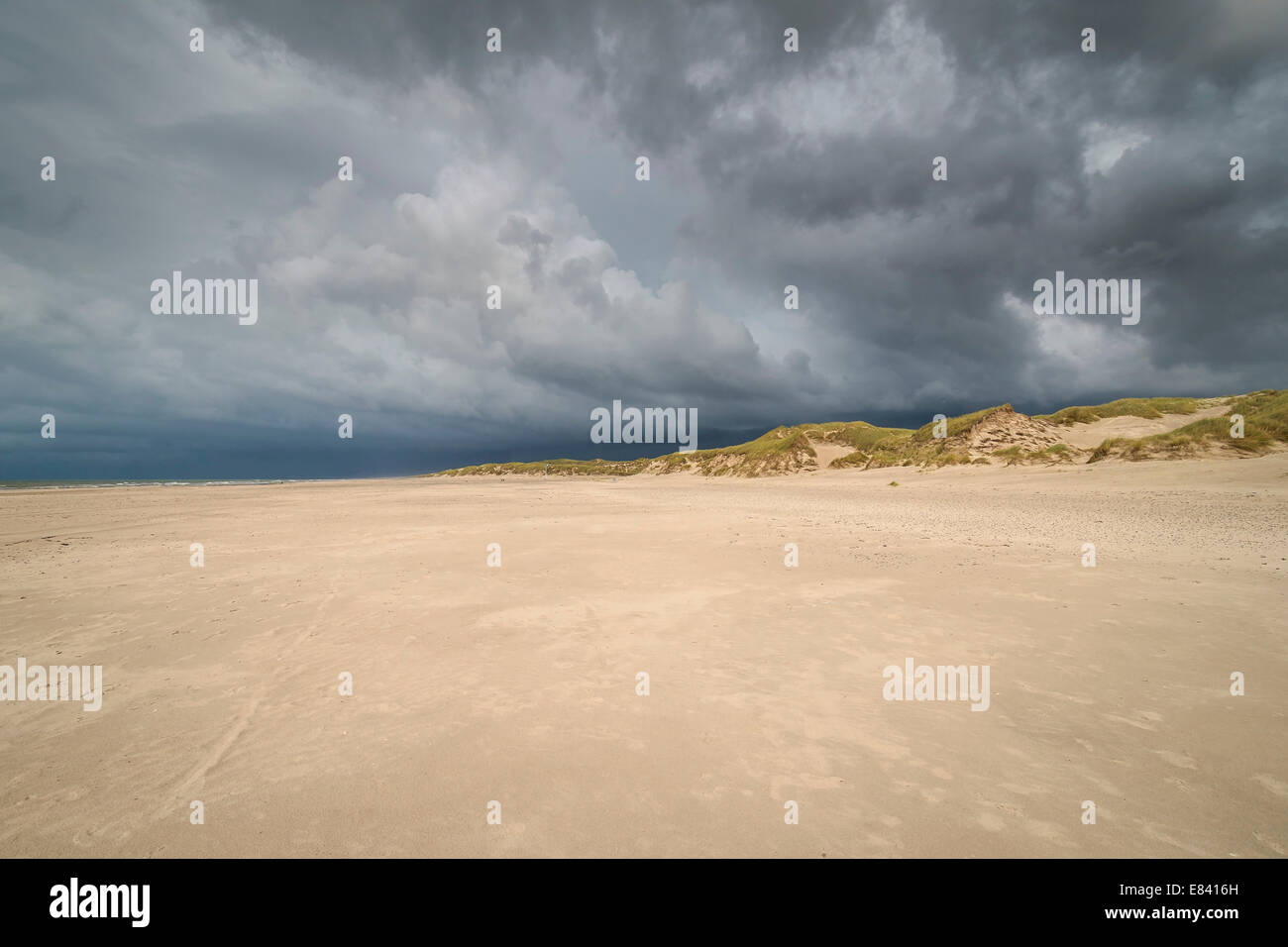 Dramatische Wolken über Strand und Dünen, Henne Strand, Region of Southern Denmark, Dänemark Stockfoto