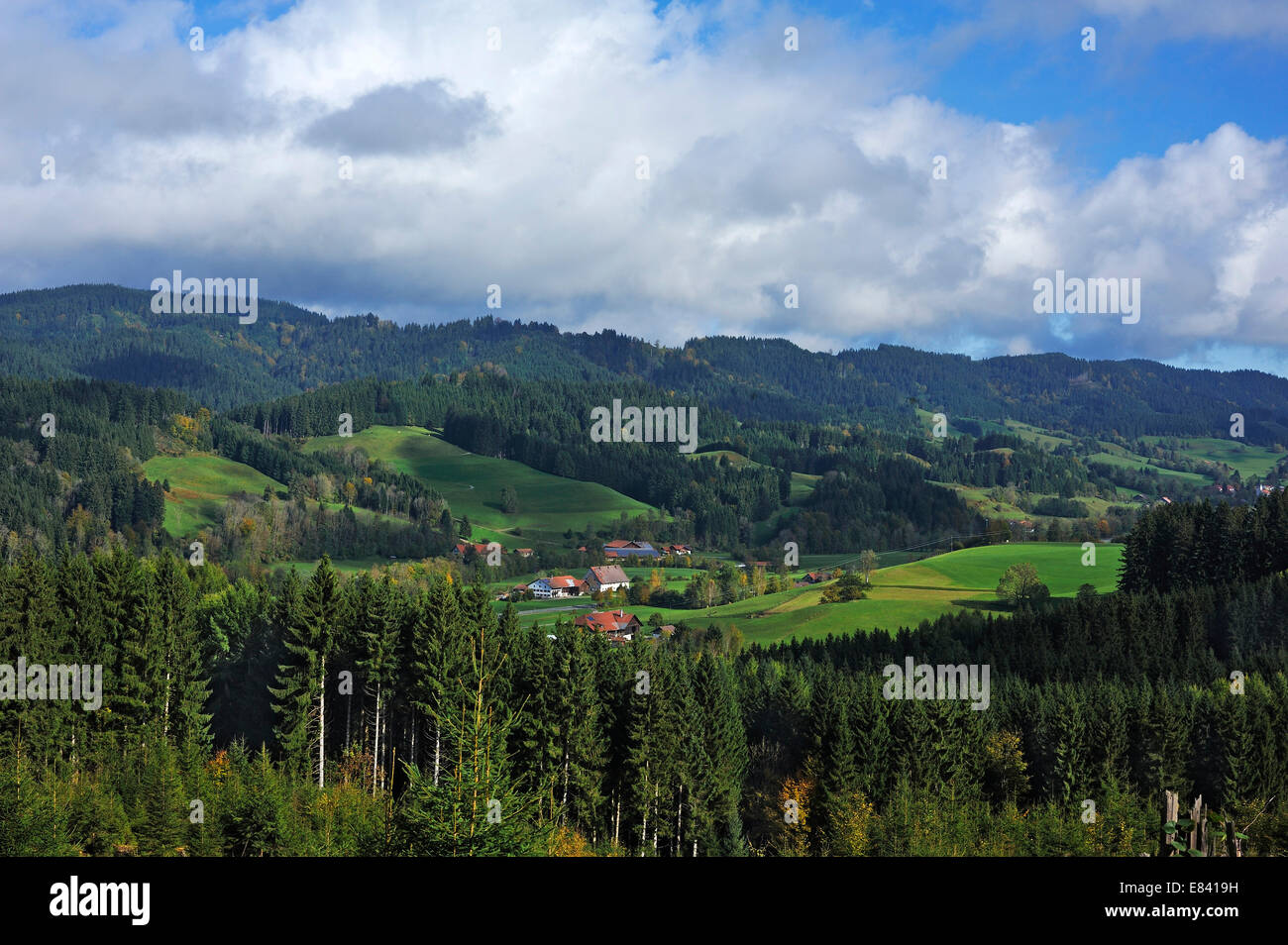 Bewaldete Berglandschaft mit Blick auf Spitalhof, Oberallgäu, Bayern, Deutschland Stockfoto