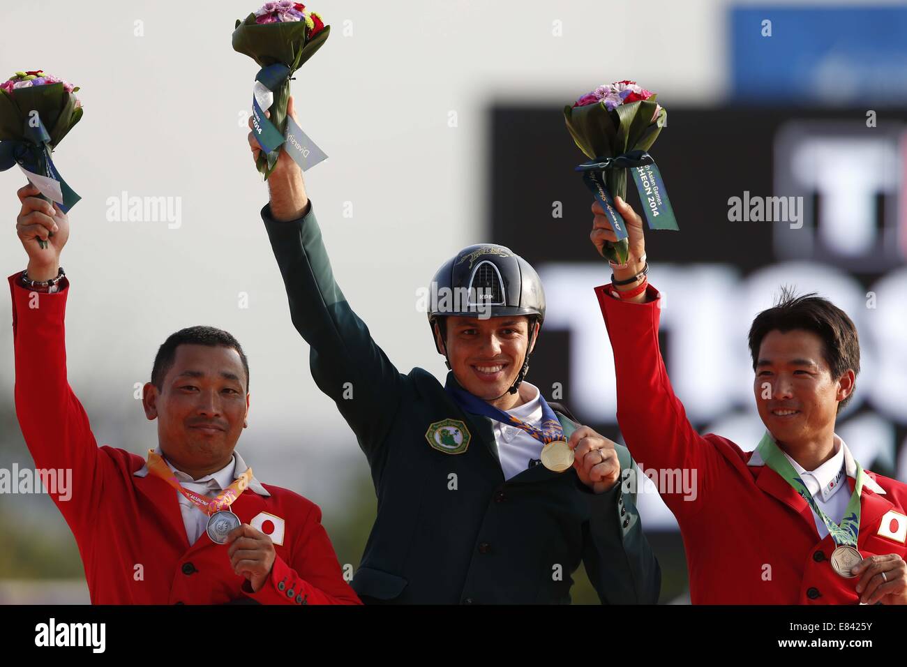 Incheon, Südkorea. 30. September 2014. Goldmedaillengewinner Sharbatli Abdullah Waleed A. von Saudi Arabia (C), Silbermedaillengewinner Hirao Satoshi von Japan (L) und Bronzemedaillengewinner Sugitani Taizo Japans darstellen während der Verleihung des springenden einzelne Matches der Pferdesport-Event bei den 17. Asian Games in Incheon, Südkorea, 30. September 2014. © Meng Yongmin/Xinhua/Alamy Live-Nachrichten Stockfoto