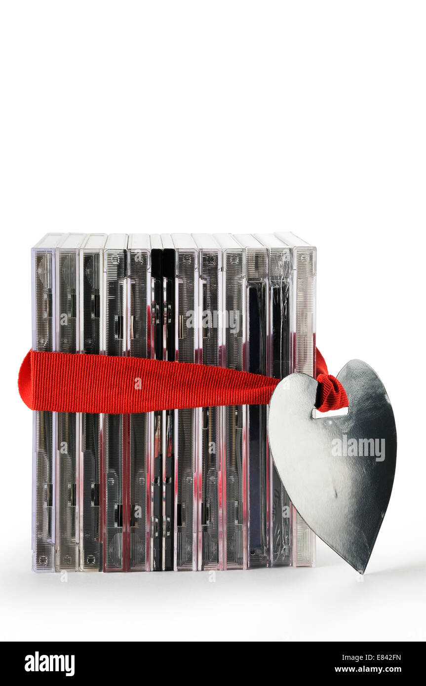 Gruppe von Musik-CD für die Gegenwart mit rotem Band und Herzform Dekoration Stockfoto