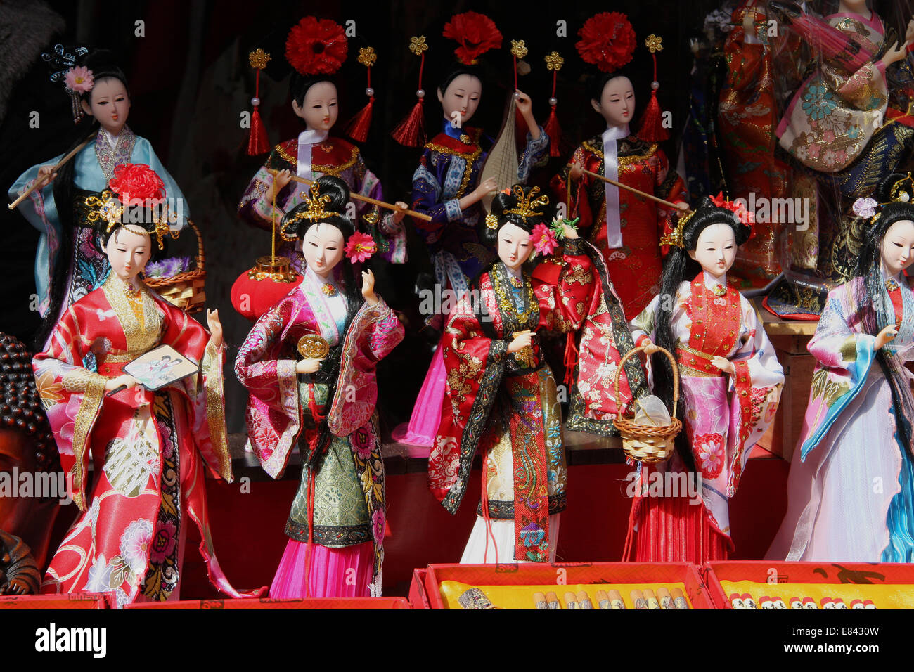 Dekorative orientalische Souvenir Puppen in bunten Kostümen halten Fans für den Tourismus gemacht. Stockfoto